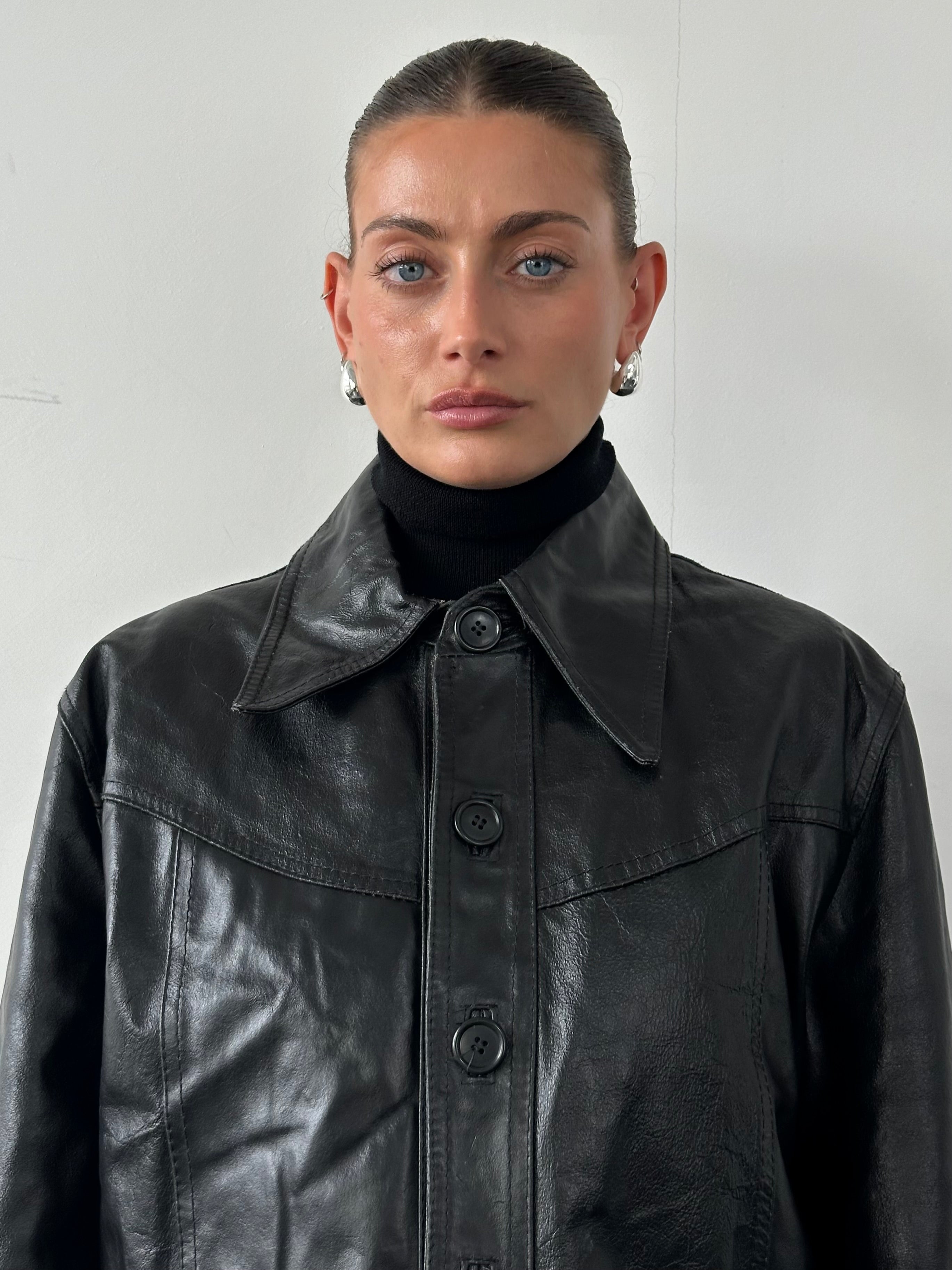 Italian Vintage leather jacket with dagger collar in size L, featuring a classic distressed leather design
