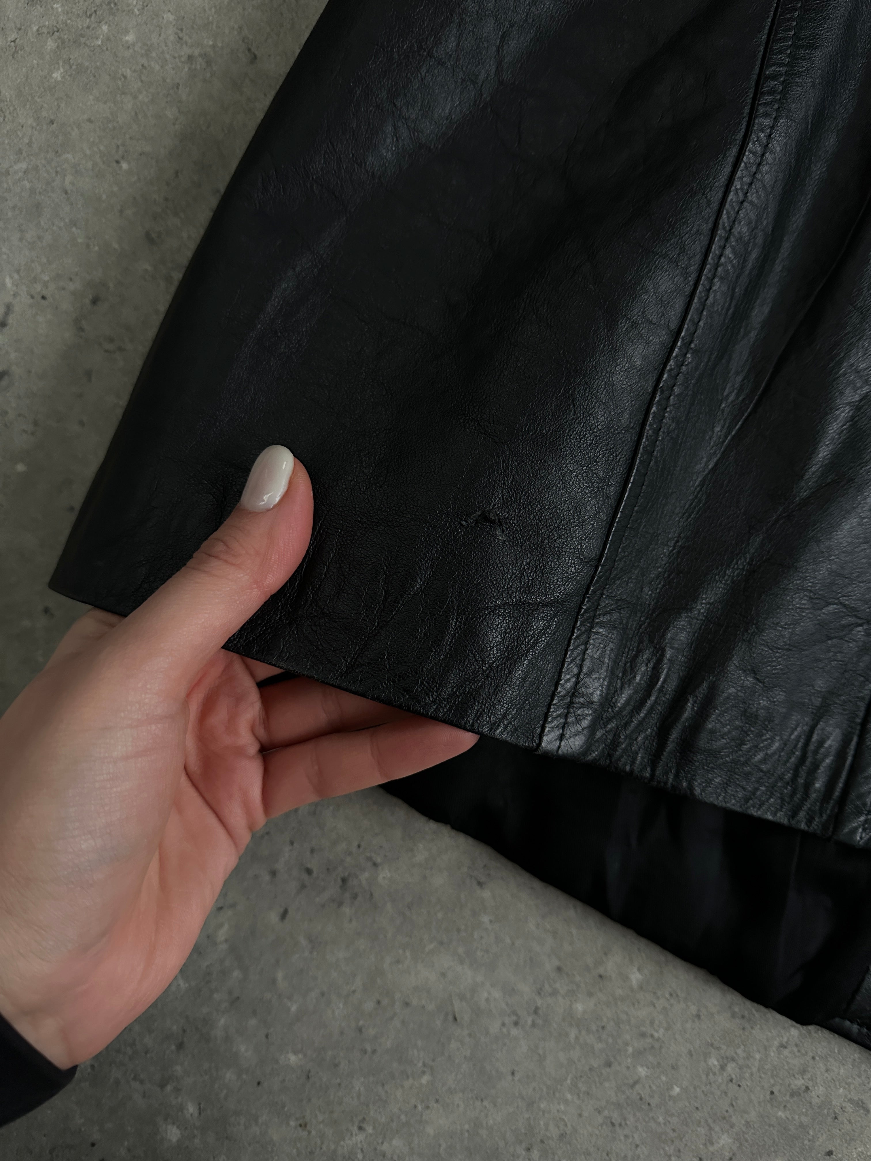 Vintage Italian vintage double-breasted leather jacket in mid length, featuring classic design and natural leather texture in S/M size.