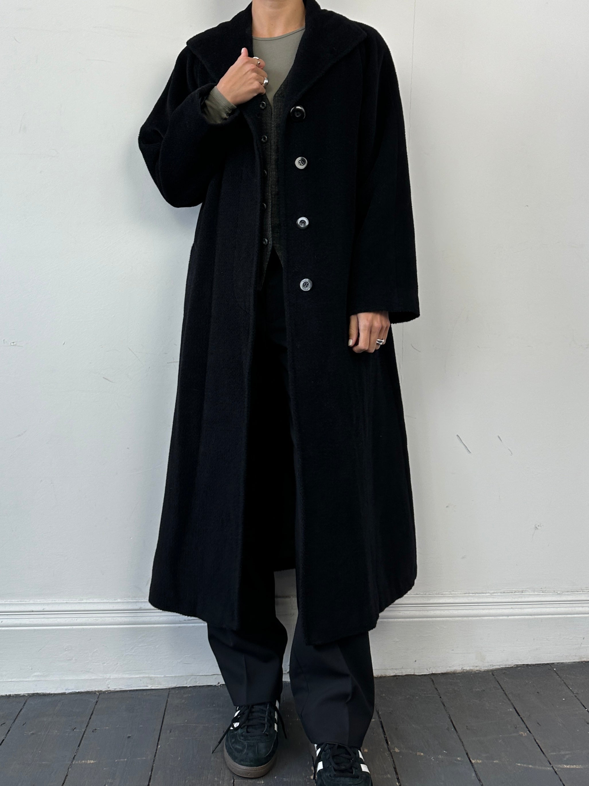 Vintage wool alpaca single-breasted floor-length coat in M/L size, featuring a classic design and warm, textured fabric.