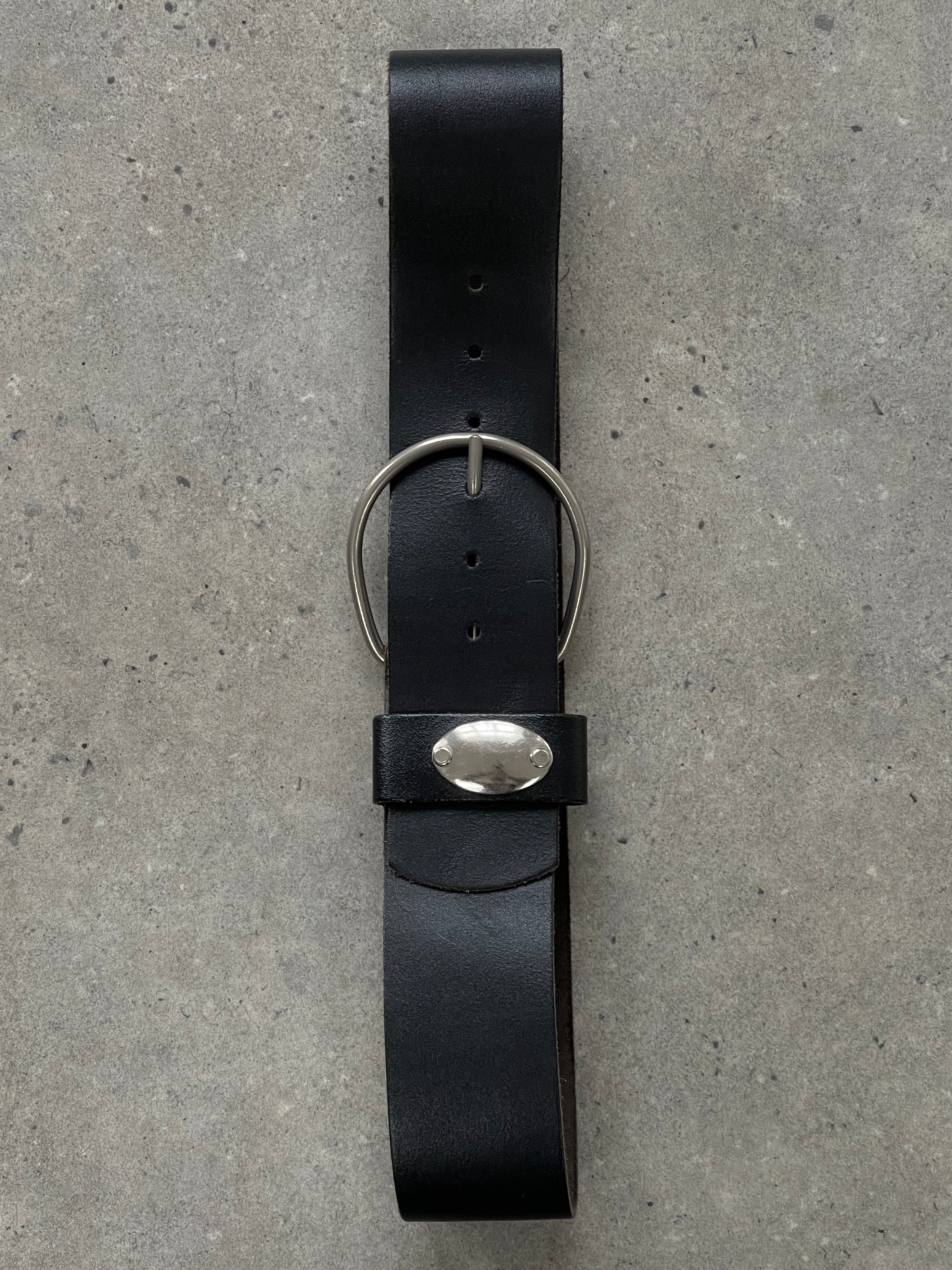 Vintage 1990s chunky leather belt with adjustable W28-32, featuring a classic design and durable leather finish.