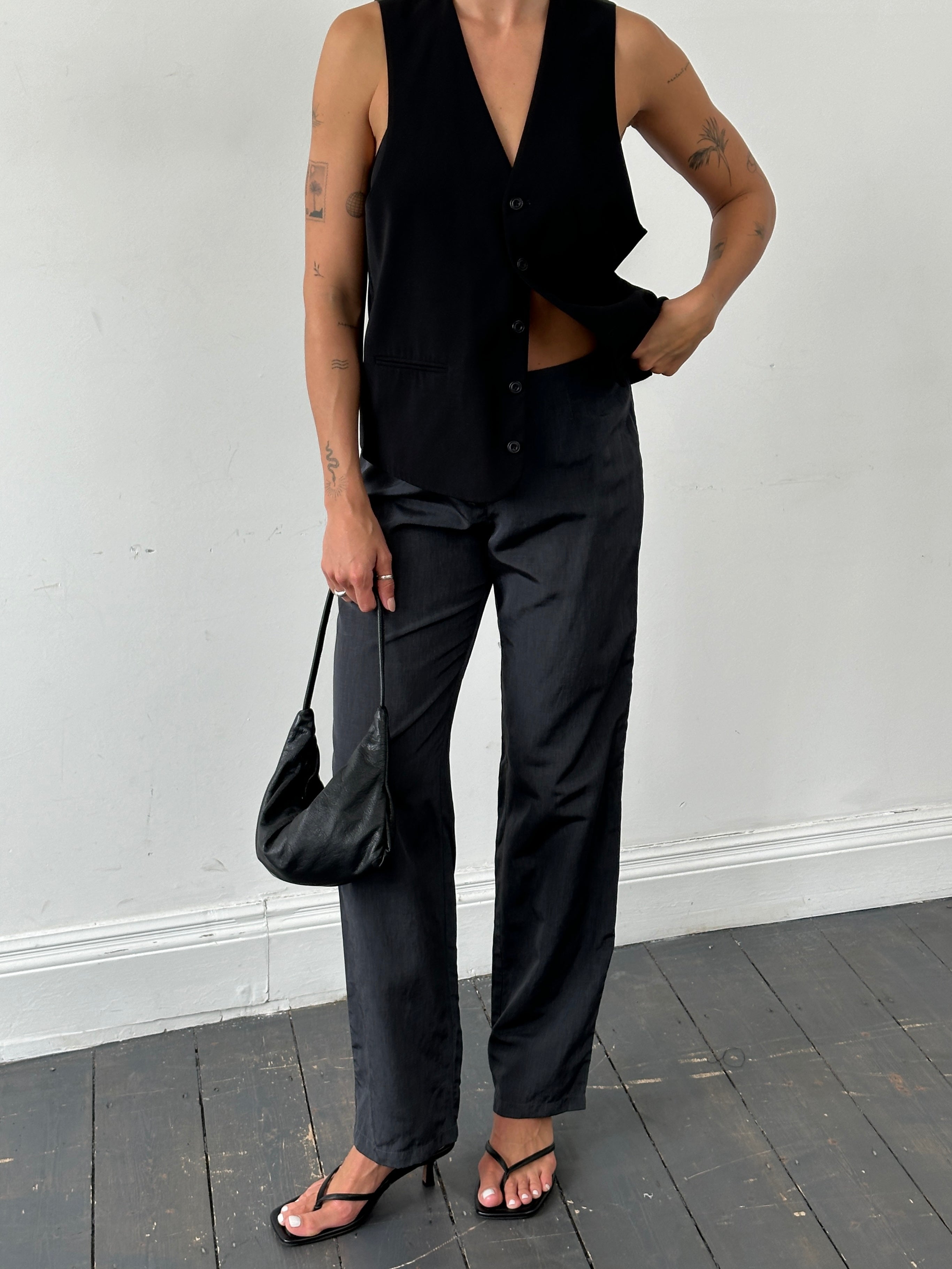 Armani jeans linen straight-leg mid-waist trousers in W28, lightweight and stylish for casual or smart occasions.