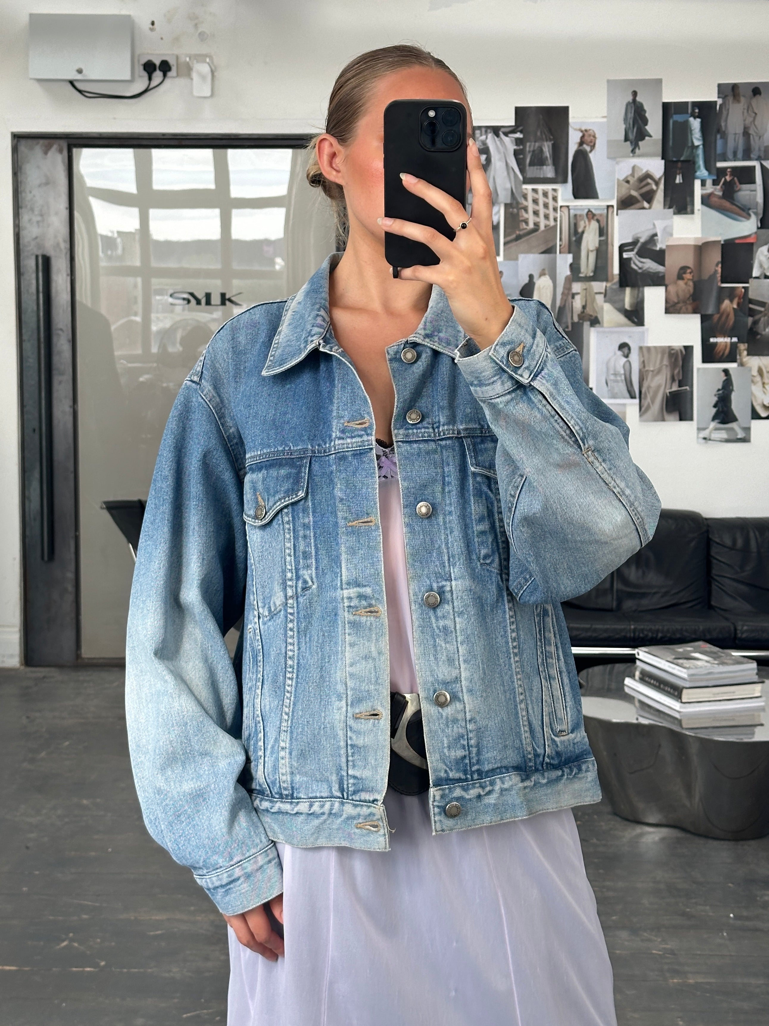 Levi’s Wrangler 1990s light wash denim jacket, L/XL, casual style with button closure and classic denim texture.