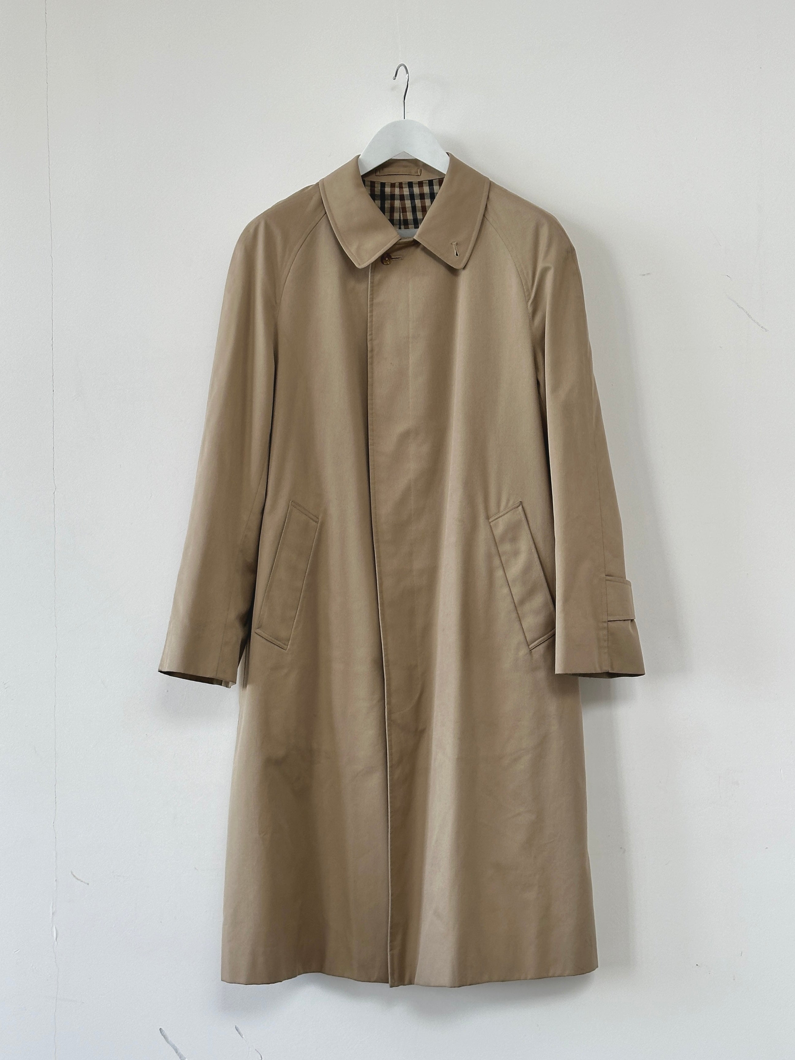 Aquascutum cotton trench coat with concealed placket, in size XL, showcasing classic style and tailored fit.