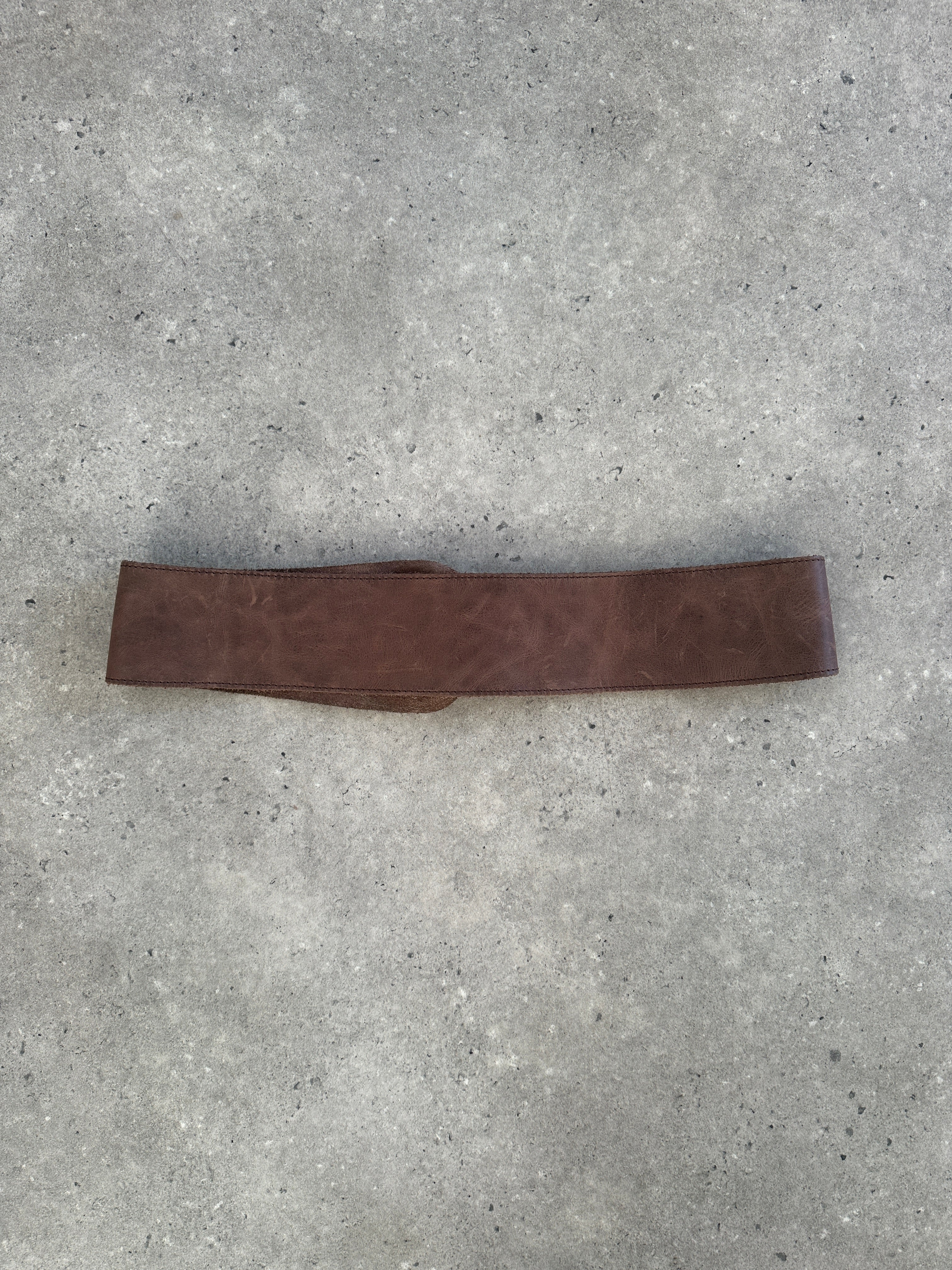 Vintage 1990s chunky leather belt with adjustable W35-38, featuring a classic distressed leather finish and vintage style.