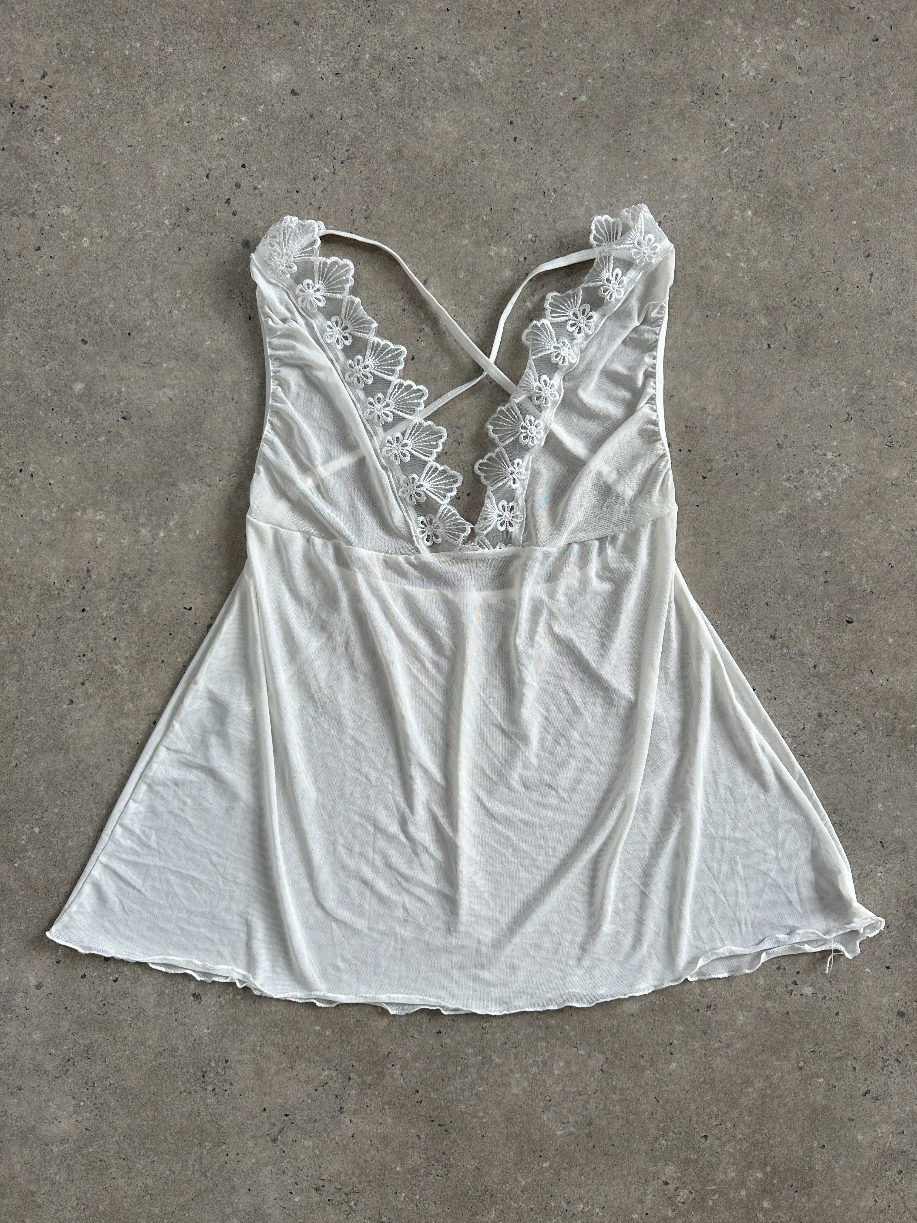 Vintage 2000s lace tank top in M/L size, featuring delicate lace fabric and a classic sleeveless design.