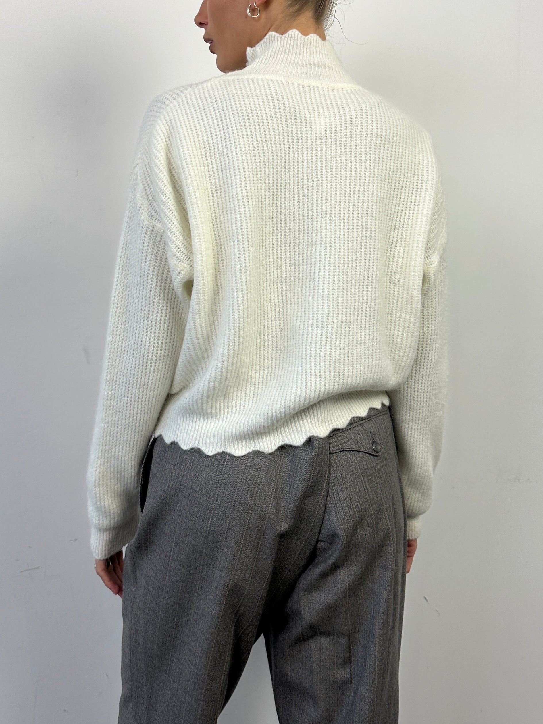 Vintage Italian mohair scallop knitted jumper in size M, featuring a cozy, textured design with scalloped edges and soft, warm fabric.