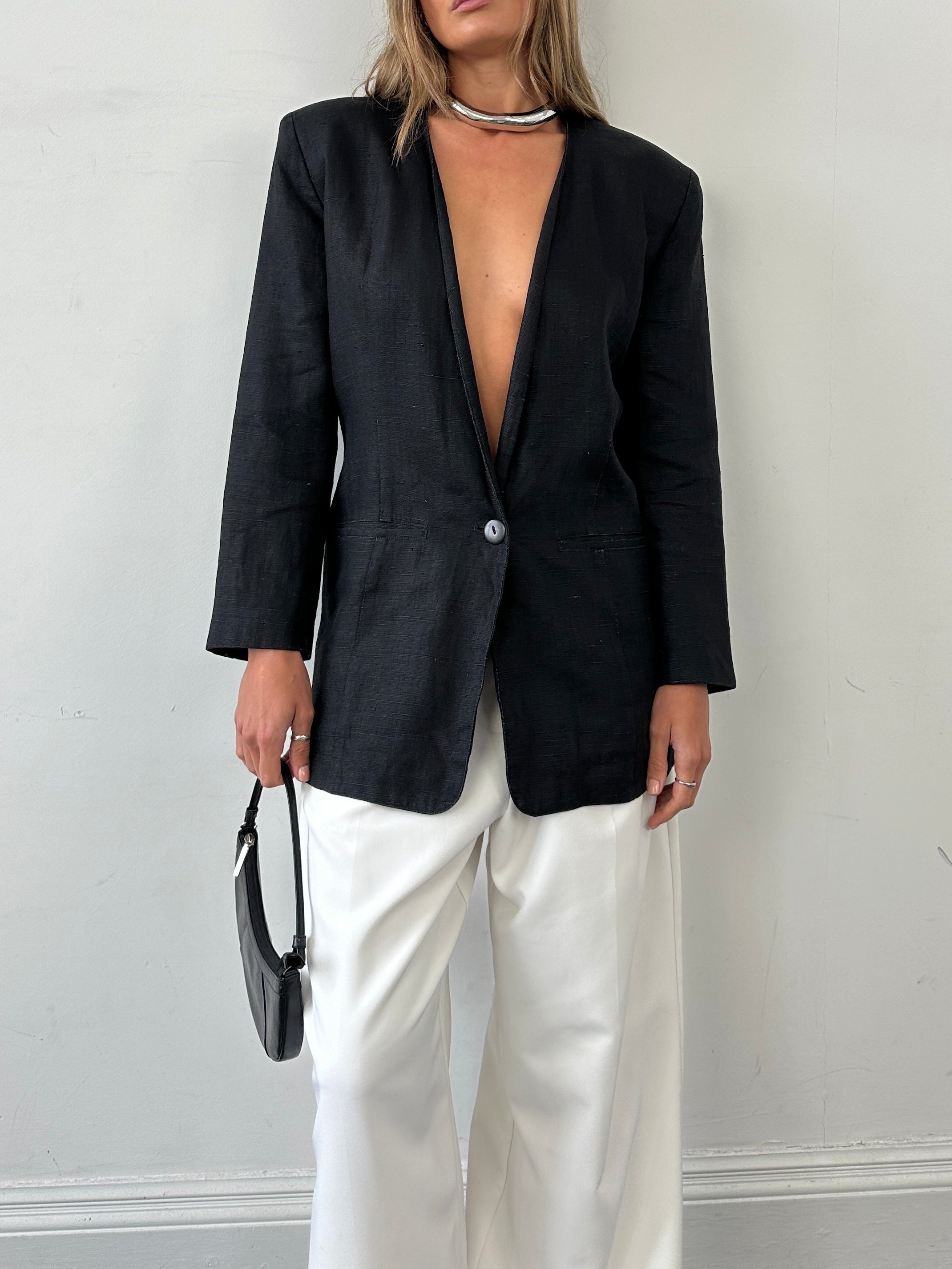 Vintage Italian vintage linen single-breasted blazer, size S, featuring classic design and natural fabric texture.