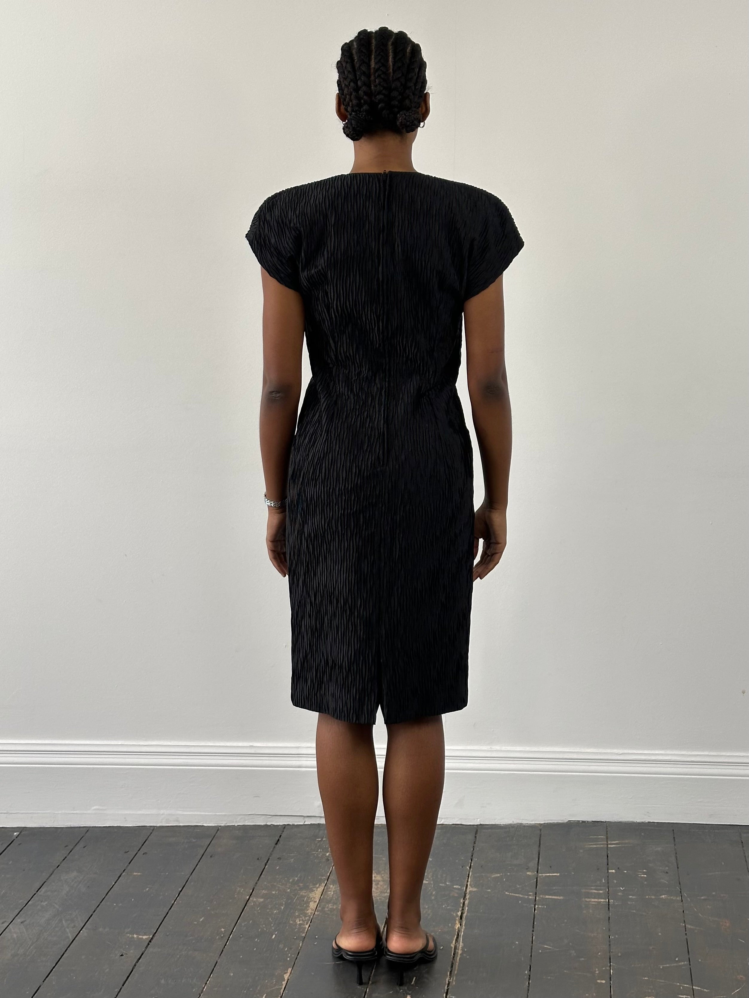 Vintage Italian vintage sleeveless pleated midi dress in S/M, featuring a classic design with elegant pleats and a fitted waist.