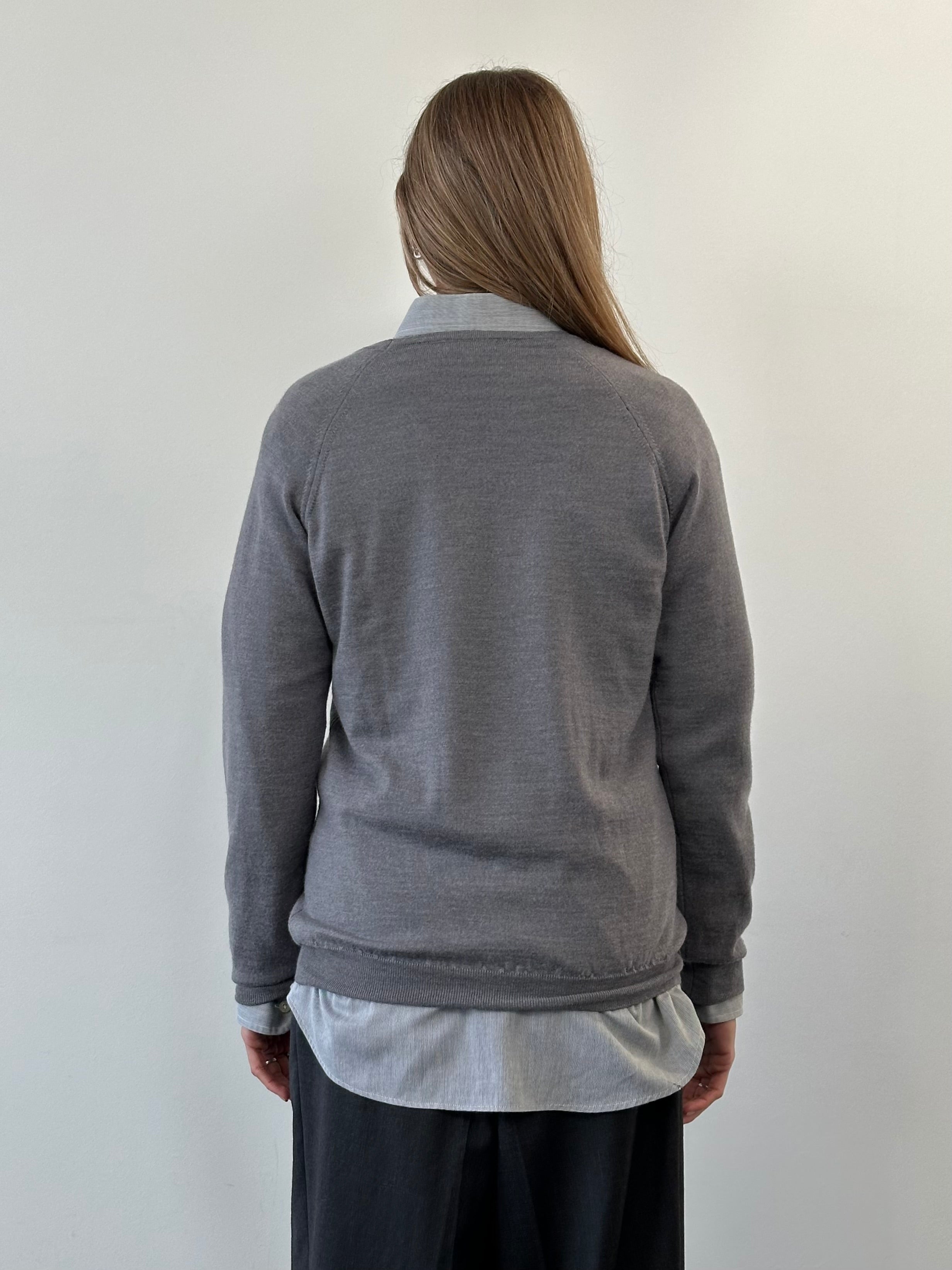 Burberry London 2000s pure merino wool logo knitted jumper in black, with classic ribbed cuffs and collar, size M.