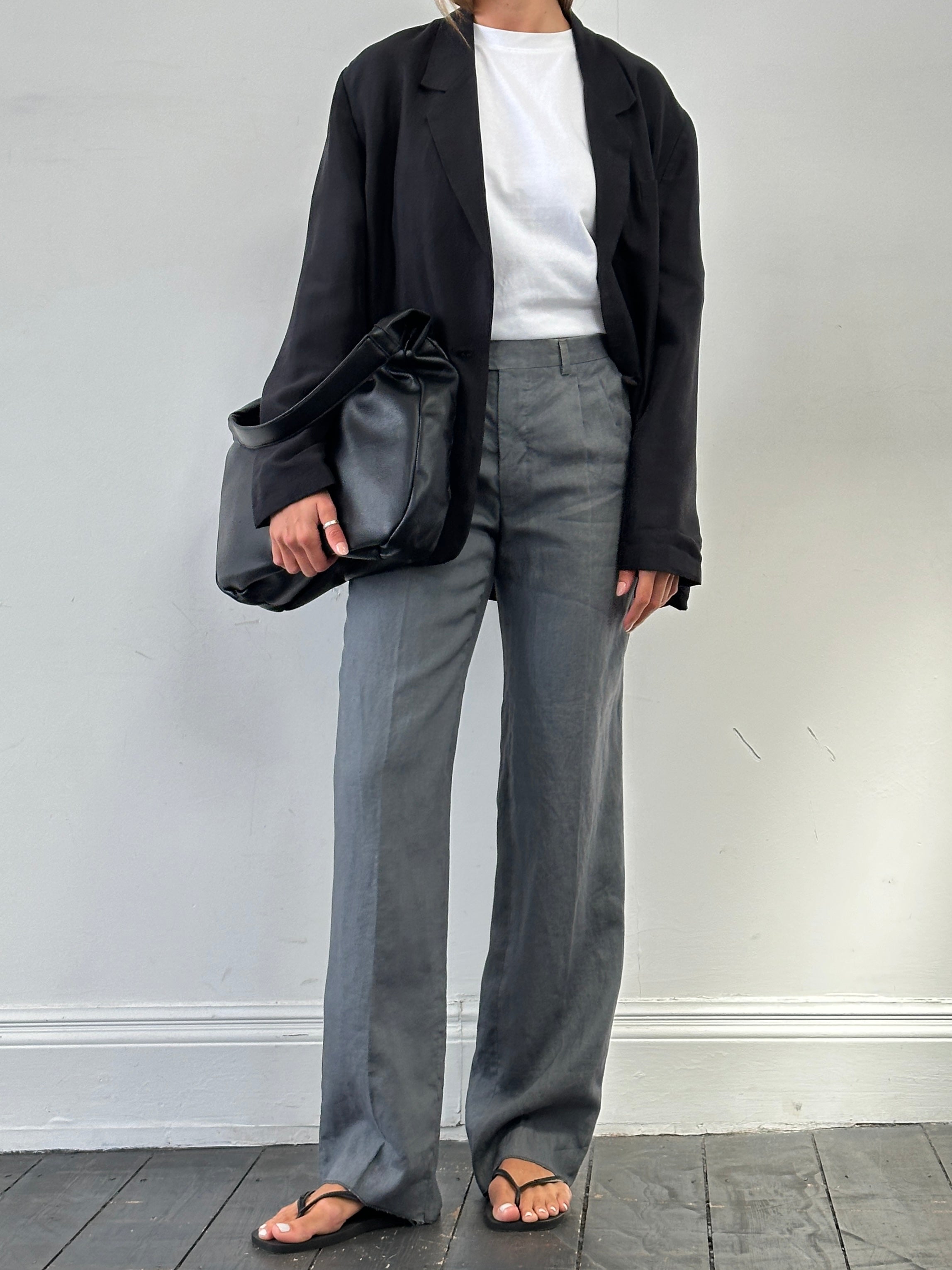 Vintage Italian vintage linen straight leg mid waist pleated trousers in size W30, featuring classic design and comfortable fit.