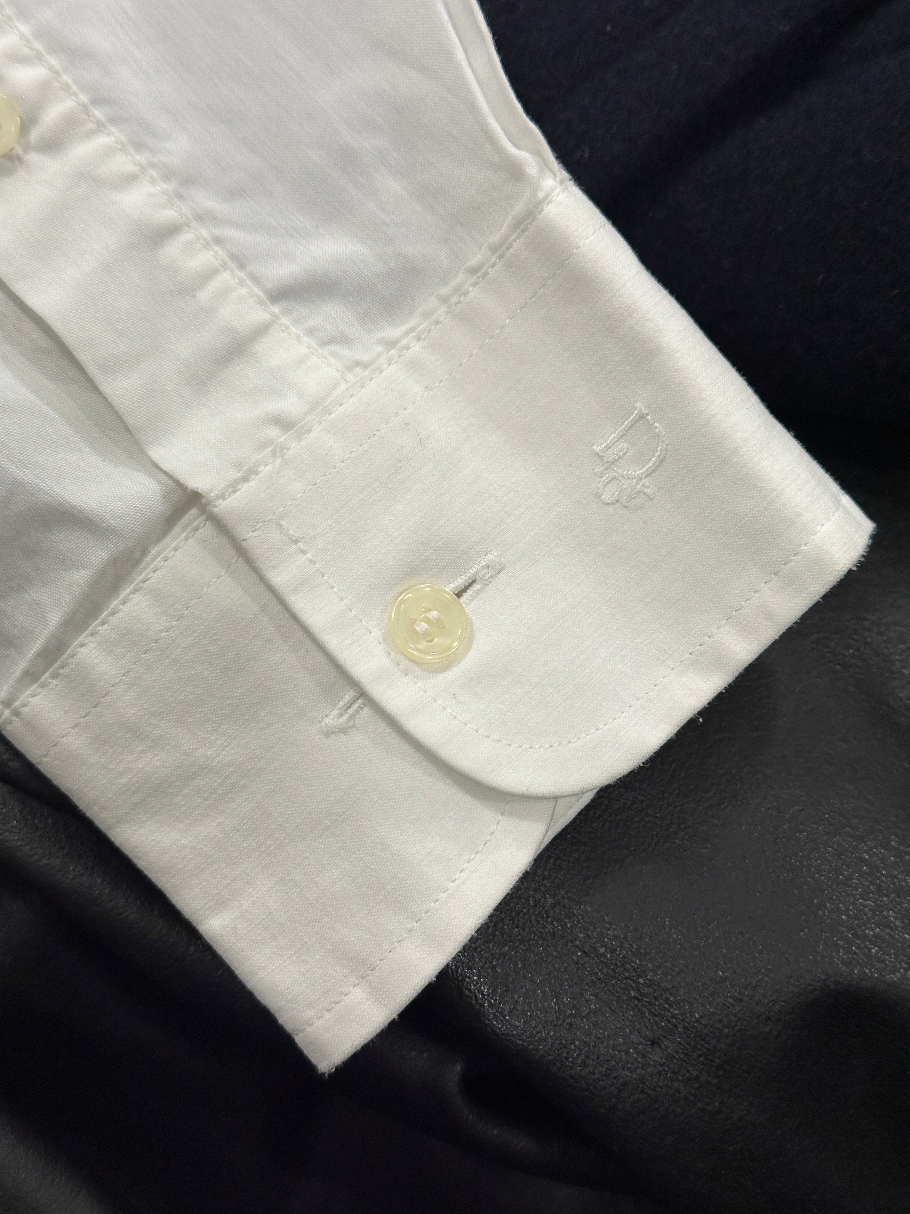 Christian Dior cotton logo shirt in size M/L, featuring the iconic Dior branding and a classic fit for casual style.
