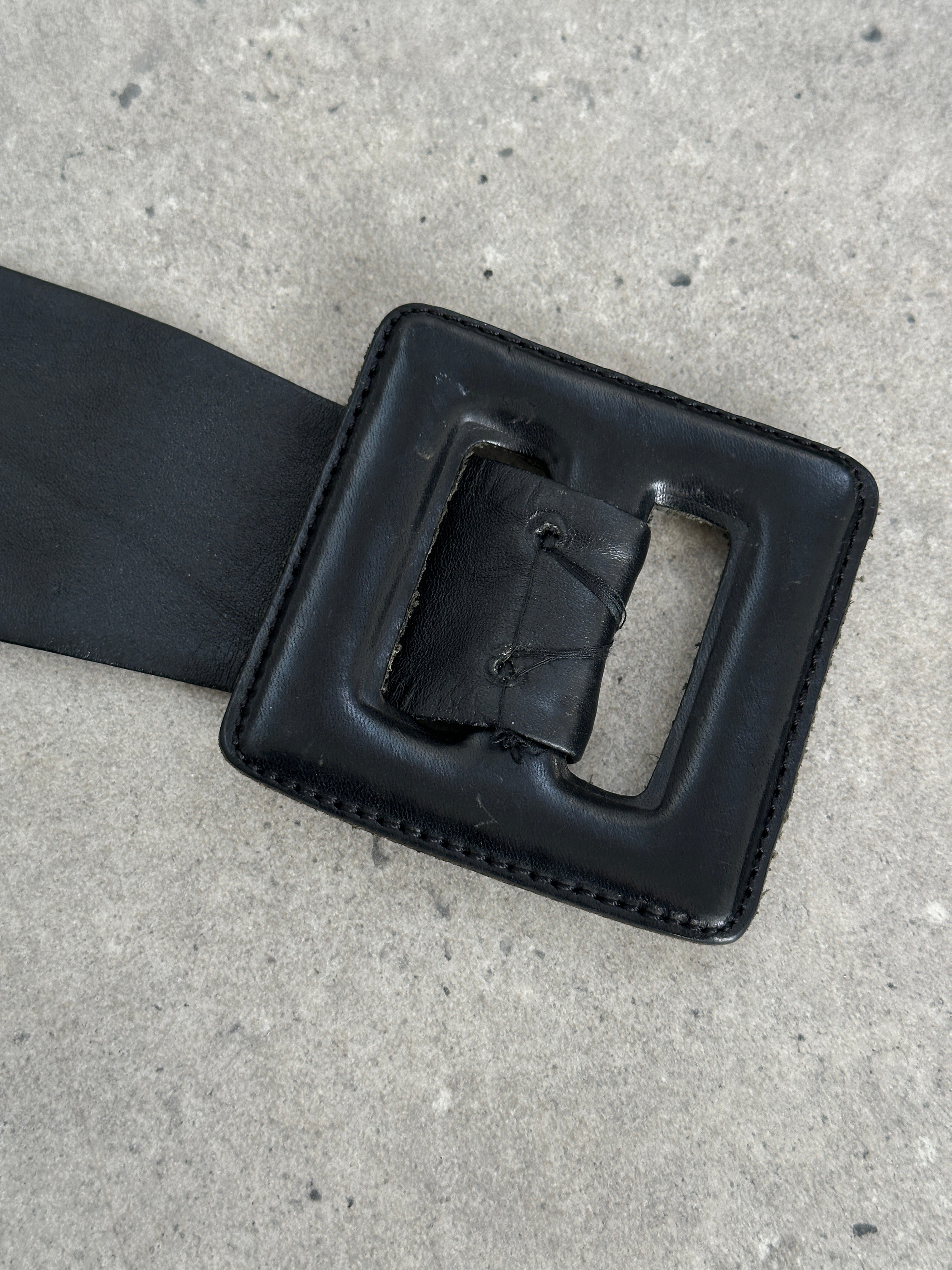 Vintage 1990s square leather belt in XS-S size, featuring classic design and durable craftsmanship.