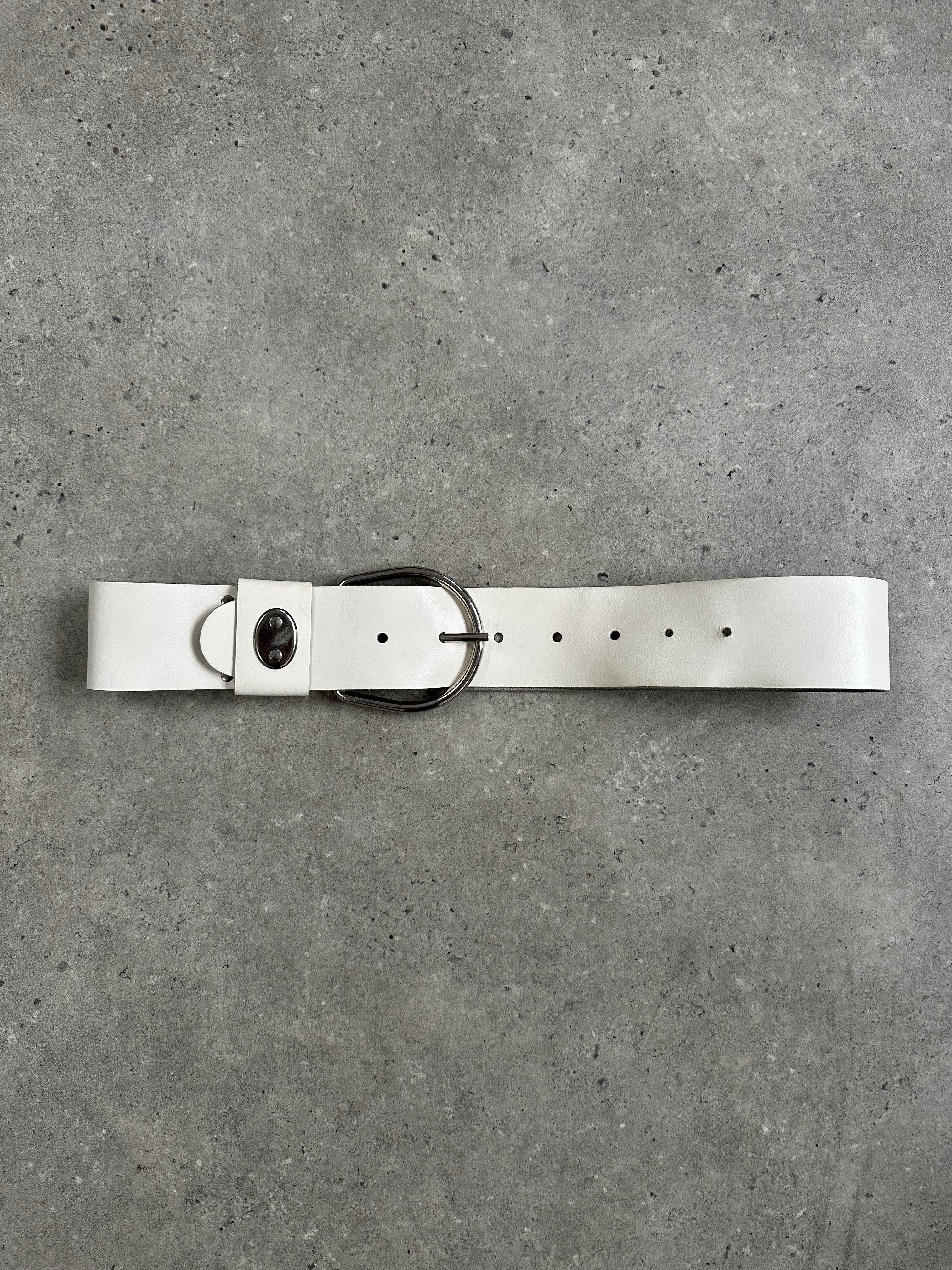 Vintage 1990s chrome chunky leather belt with silver buckle, adjustable W27-34, featuring a classic retro design.