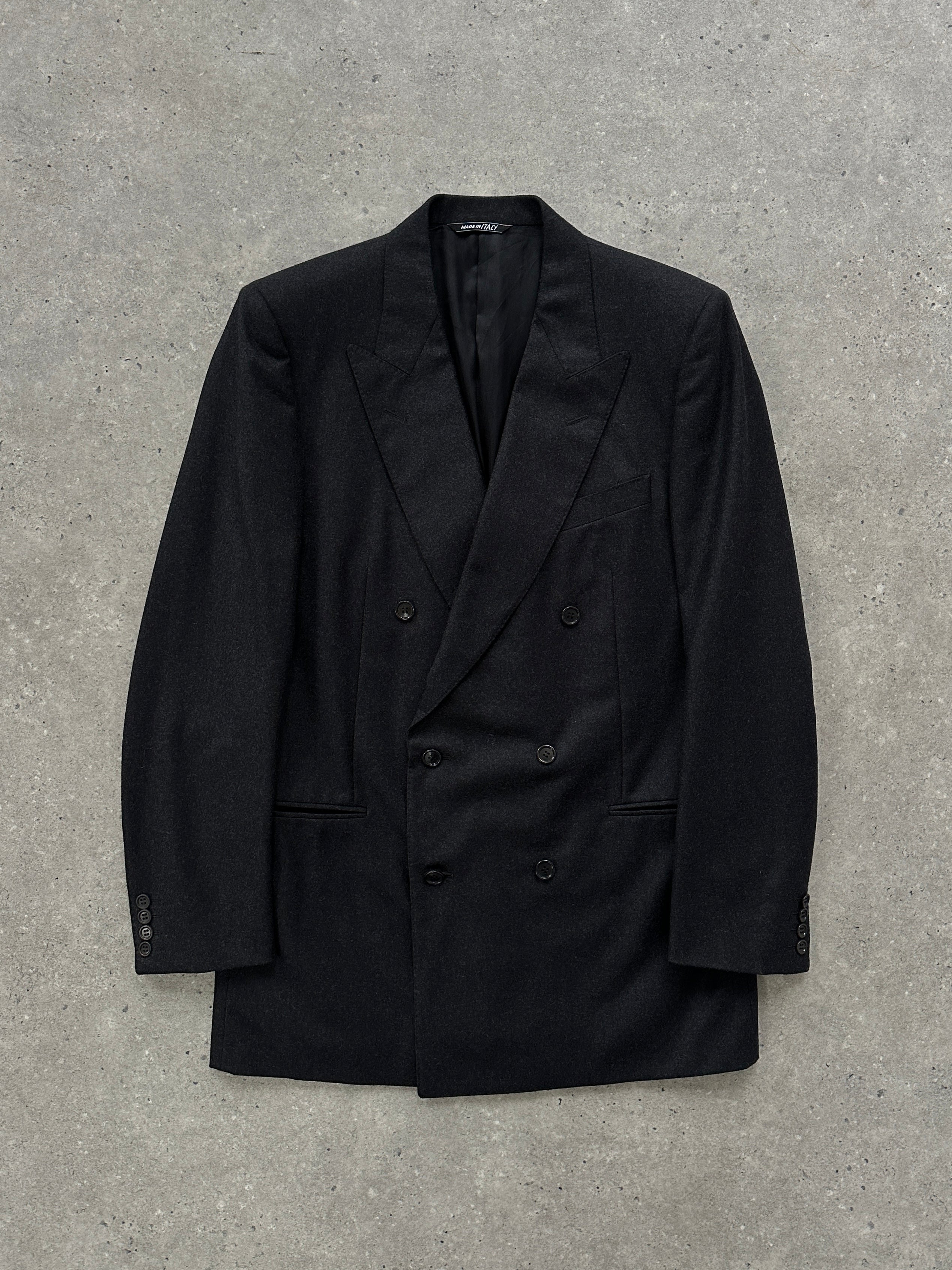 Italian Vintage double-breasted blazer in size M/L, tailored with classic lapels and stylish vintage detailing.