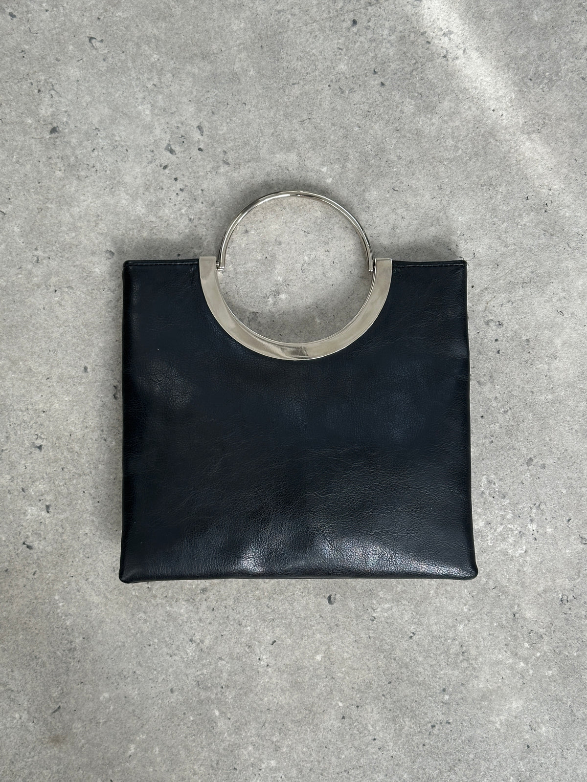 Vintage 1990s minimal leather bag with sleek design, featuring a structured silhouette and classic craftsmanship.