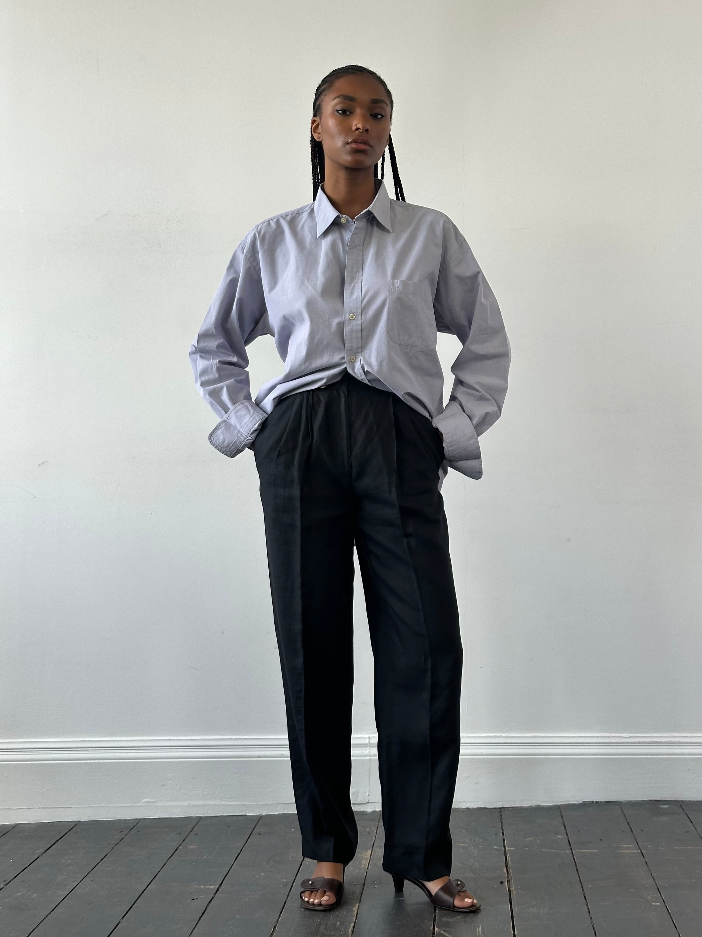 Versace 1980s linen high-waisted trousers in W24, featuring a tailored fit and classic design, displayed on a plain background.