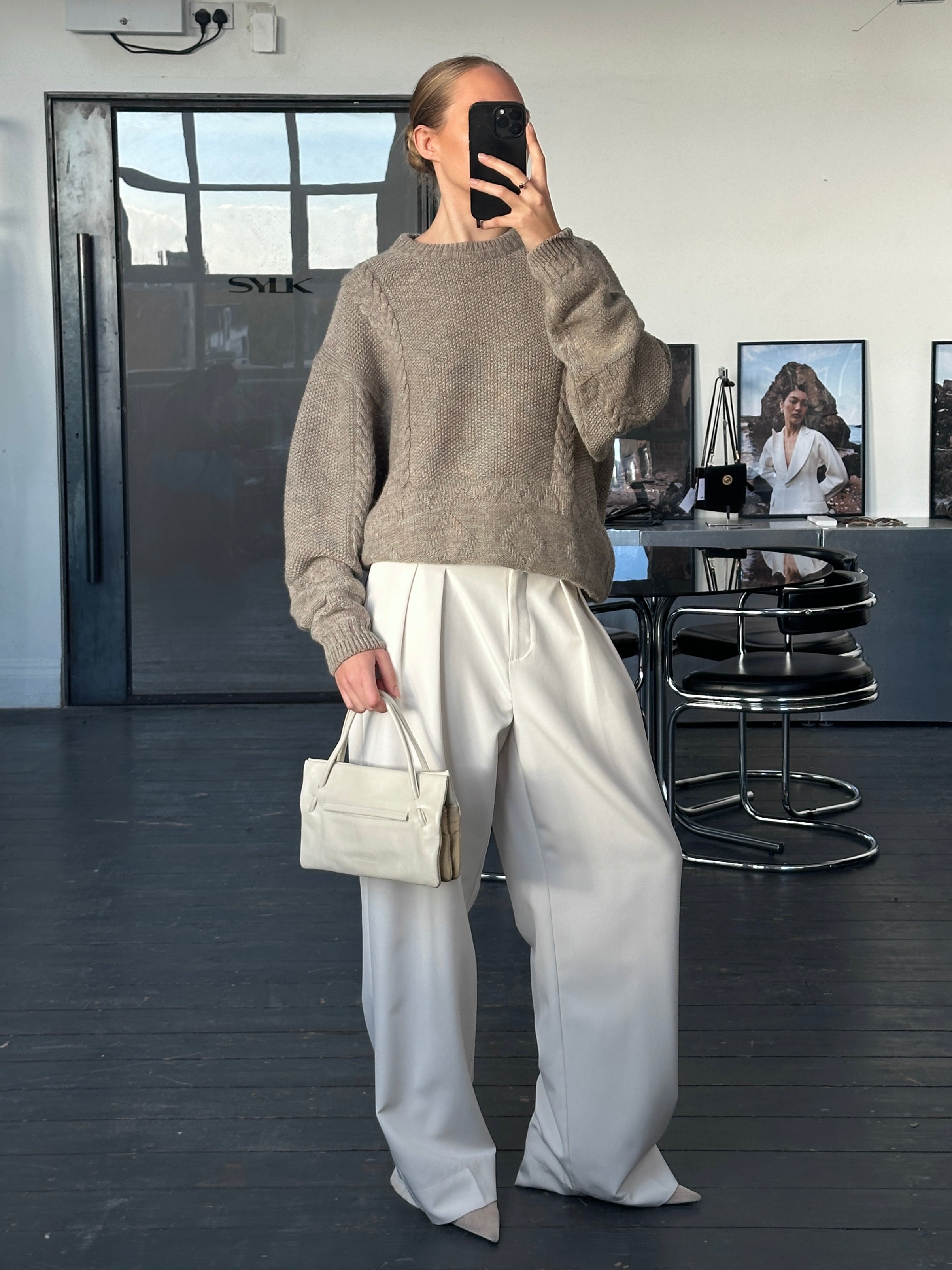 Vintage Italian 1990s cable knit jumper in XL, featuring classic textured knit pattern and cozy style.