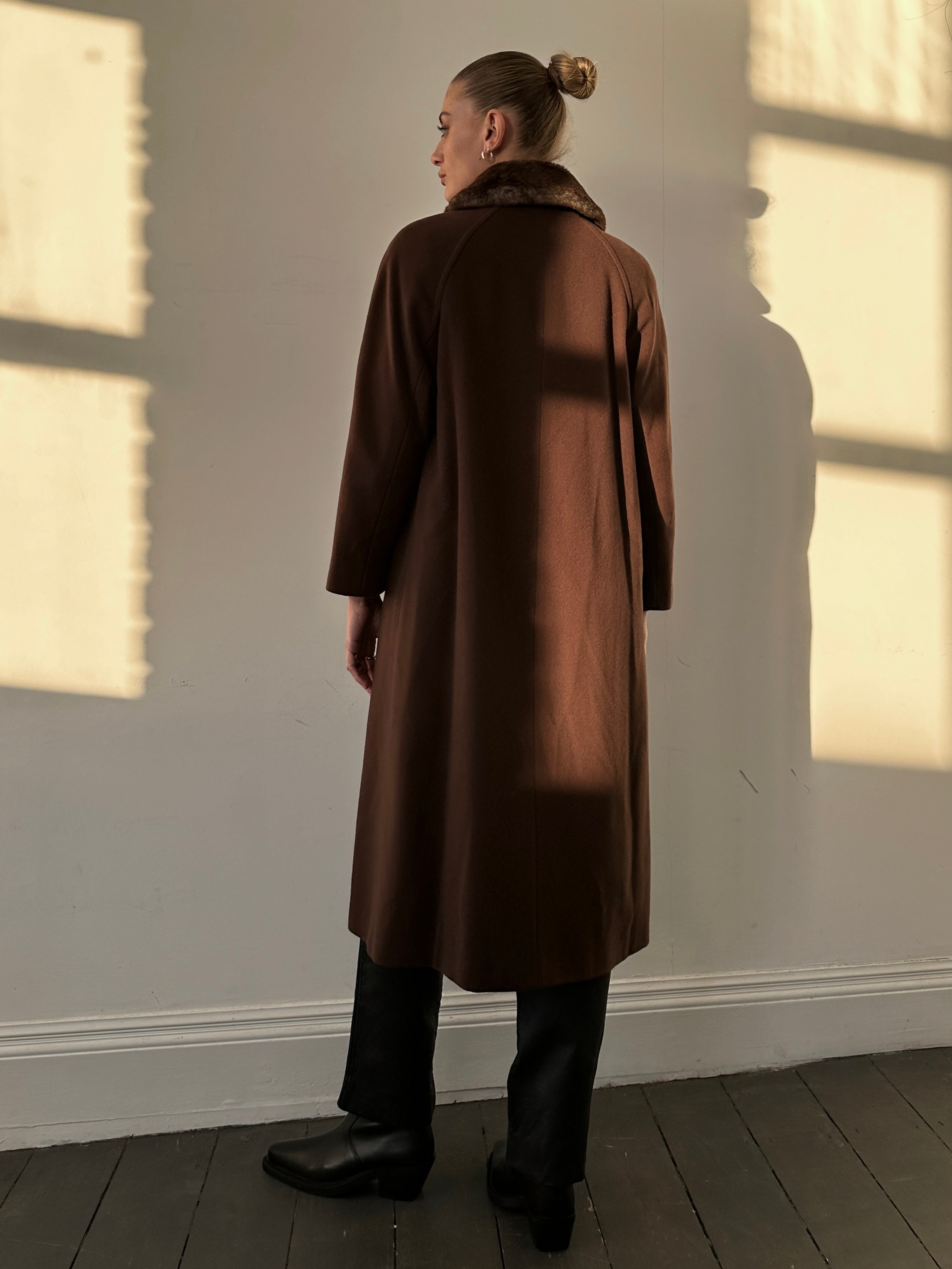 Vintage wool and cashmere coat with removable faux fur collar, stylish and warm, size S/M, classic outerwear for cold weather.