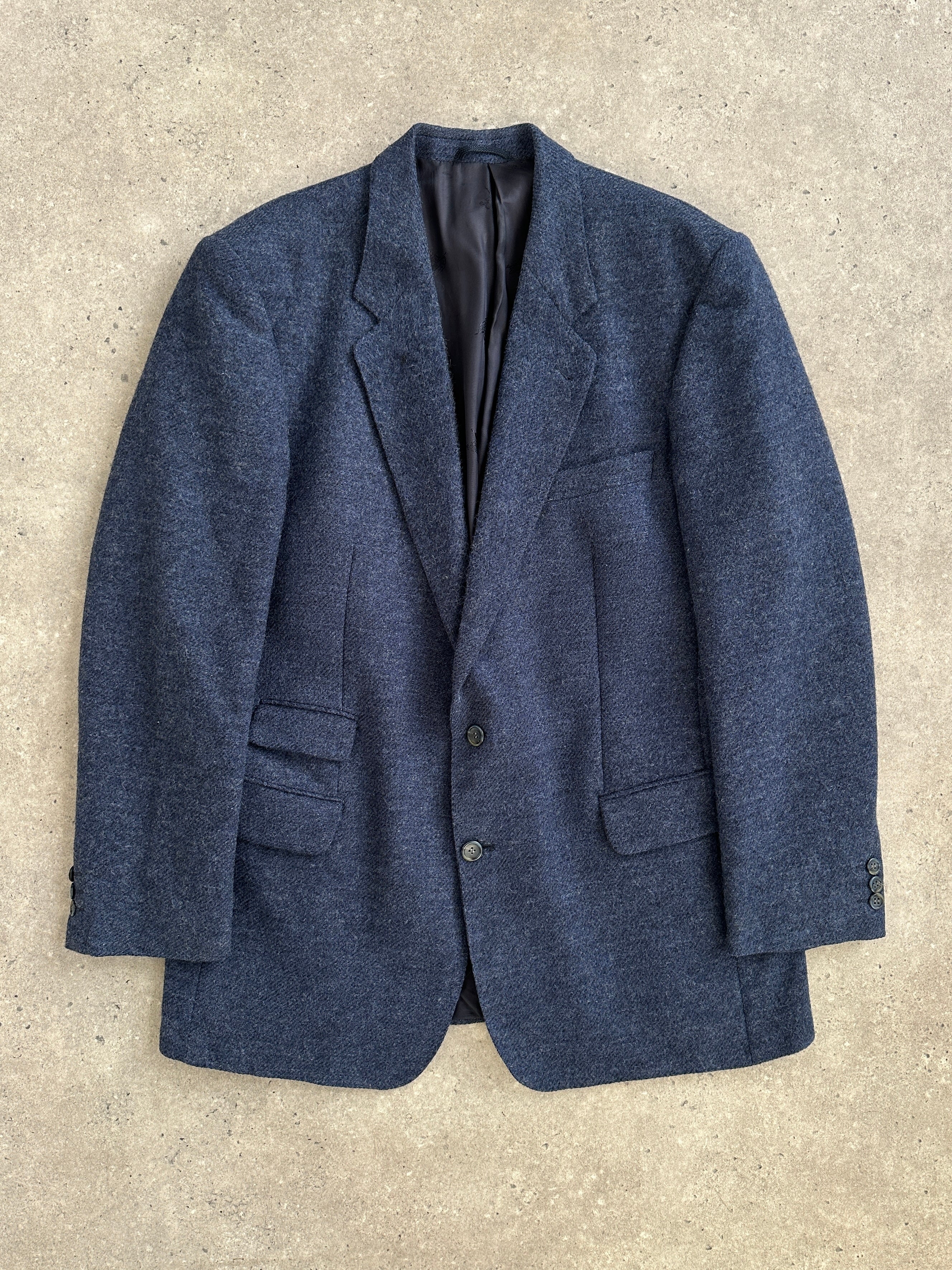 Burberry 1990s pure brushed wool blazer in size 44R/XL, tailored fit with classic check lining and structured collar.