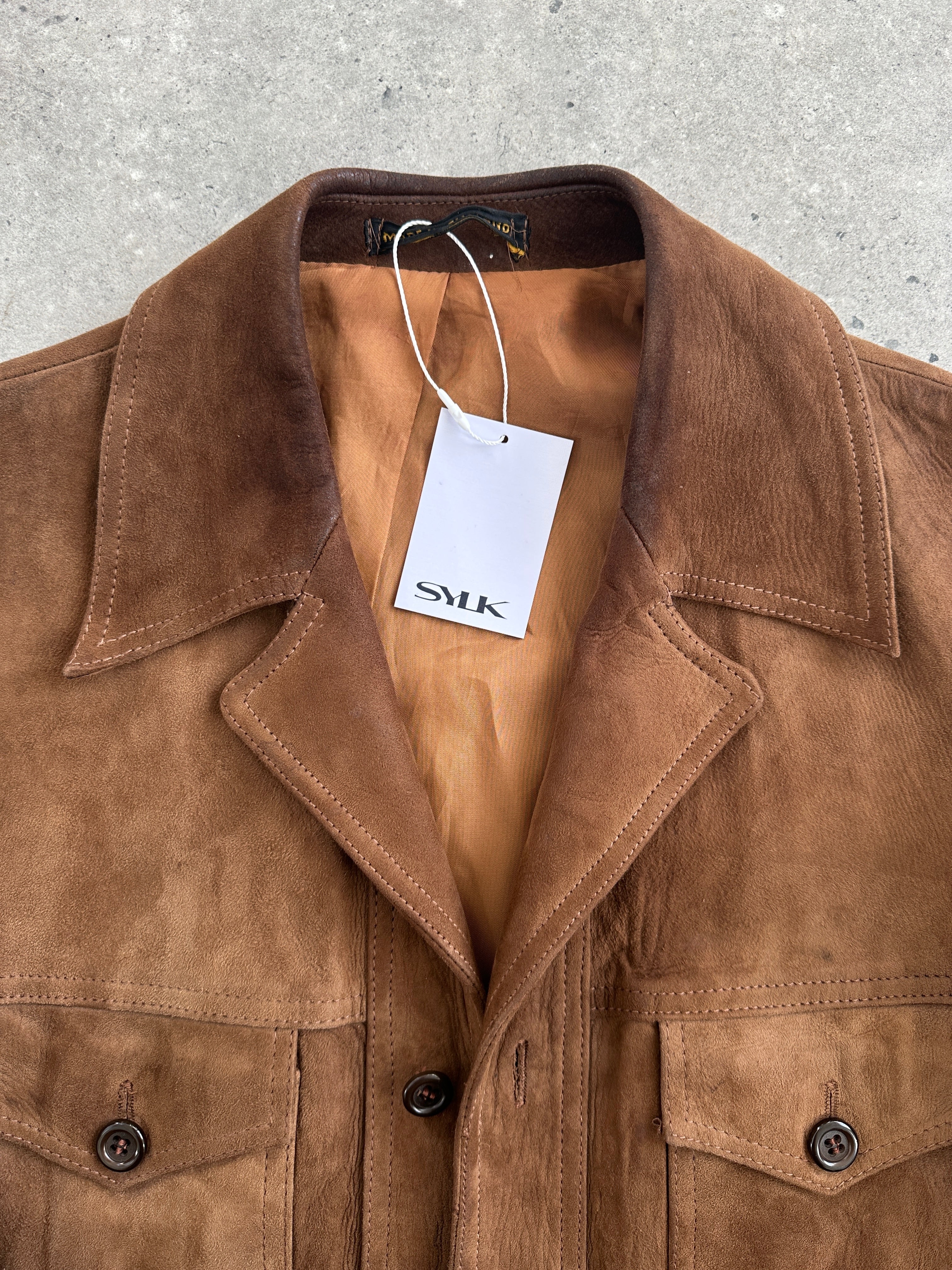 British Vintage 70s suede leather trucker jacket in size L, featuring classic collar and button details, styled with vintage fashion.