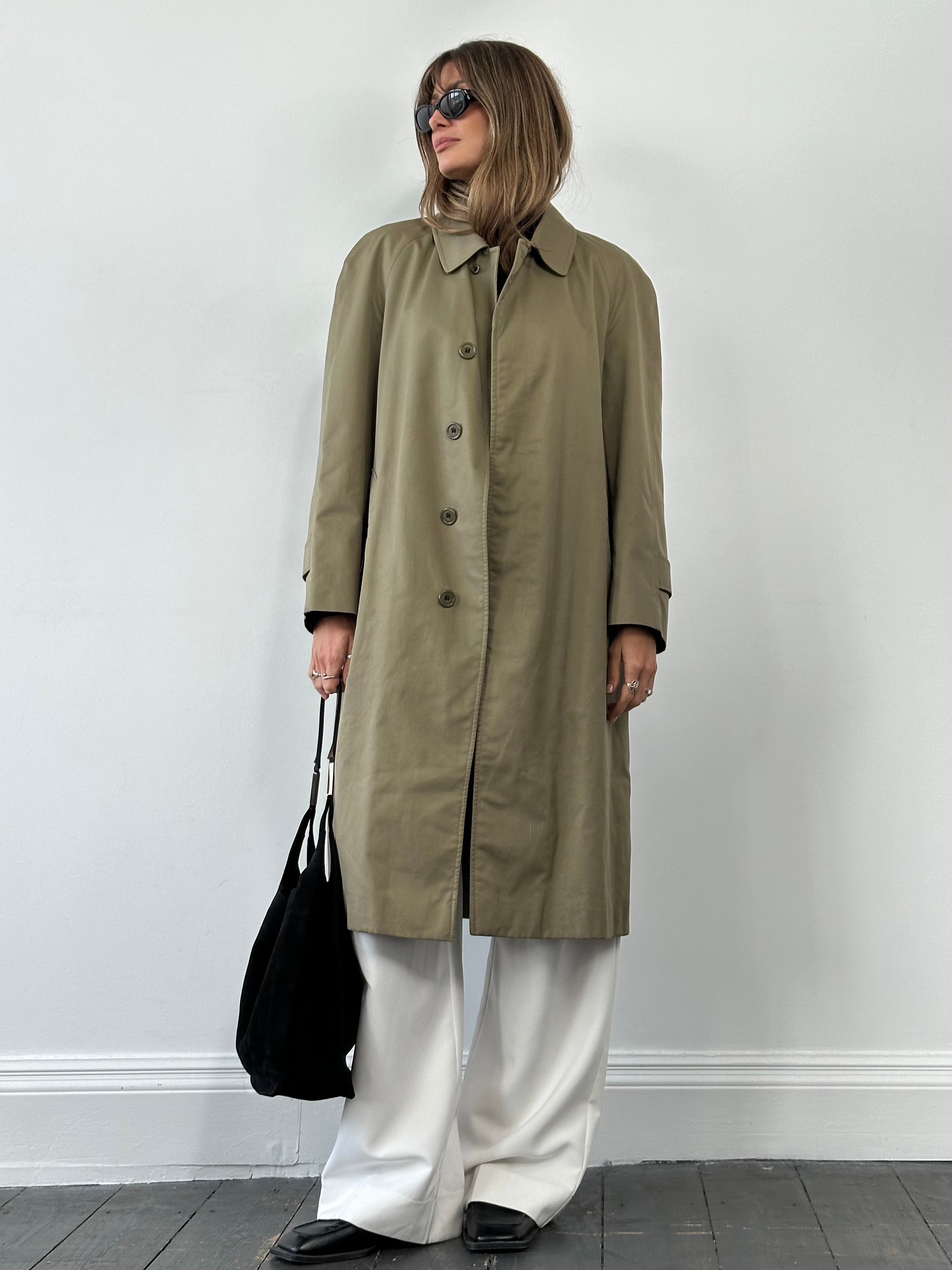 Aquascutum cotton trench coat with concealed placket in size L/XL, showcasing classic design and high-quality fabric.
