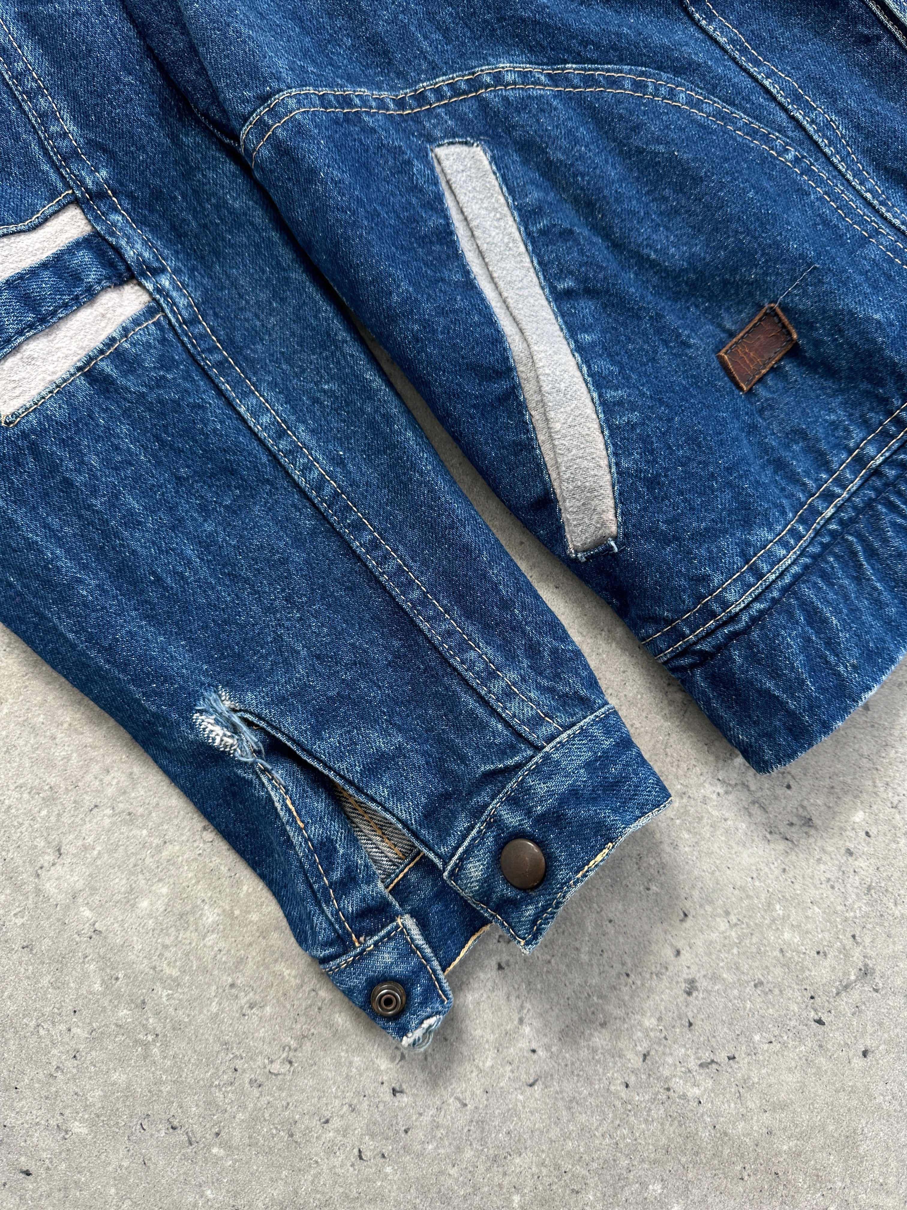 Vintage contrast stitch denim jacket in size S/M, featuring classic denim fabric and stylish stitching details.