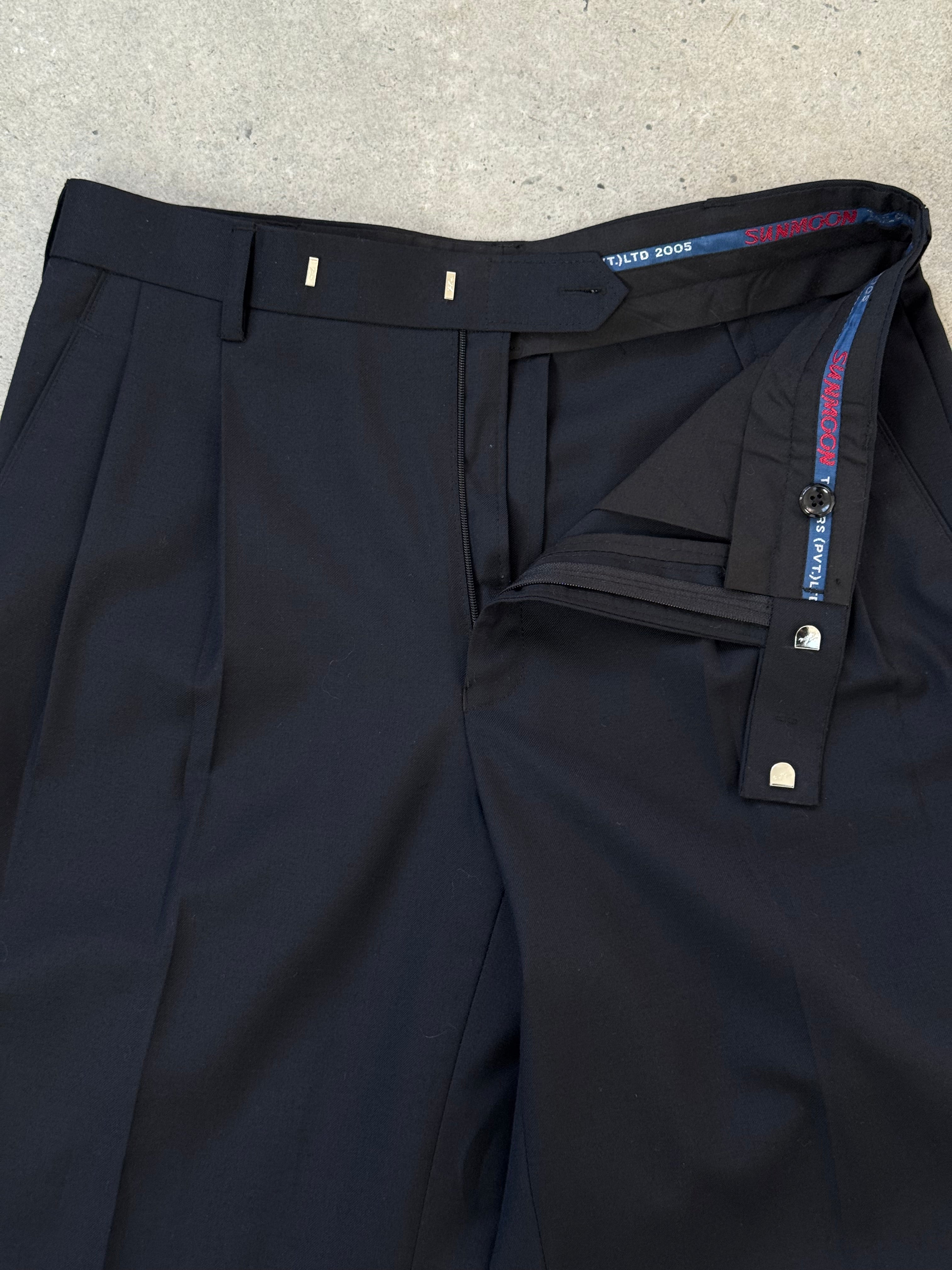 Vintage 2000s wool tailored trousers with pleats and straight legs in size W28, displayed on a neutral background.