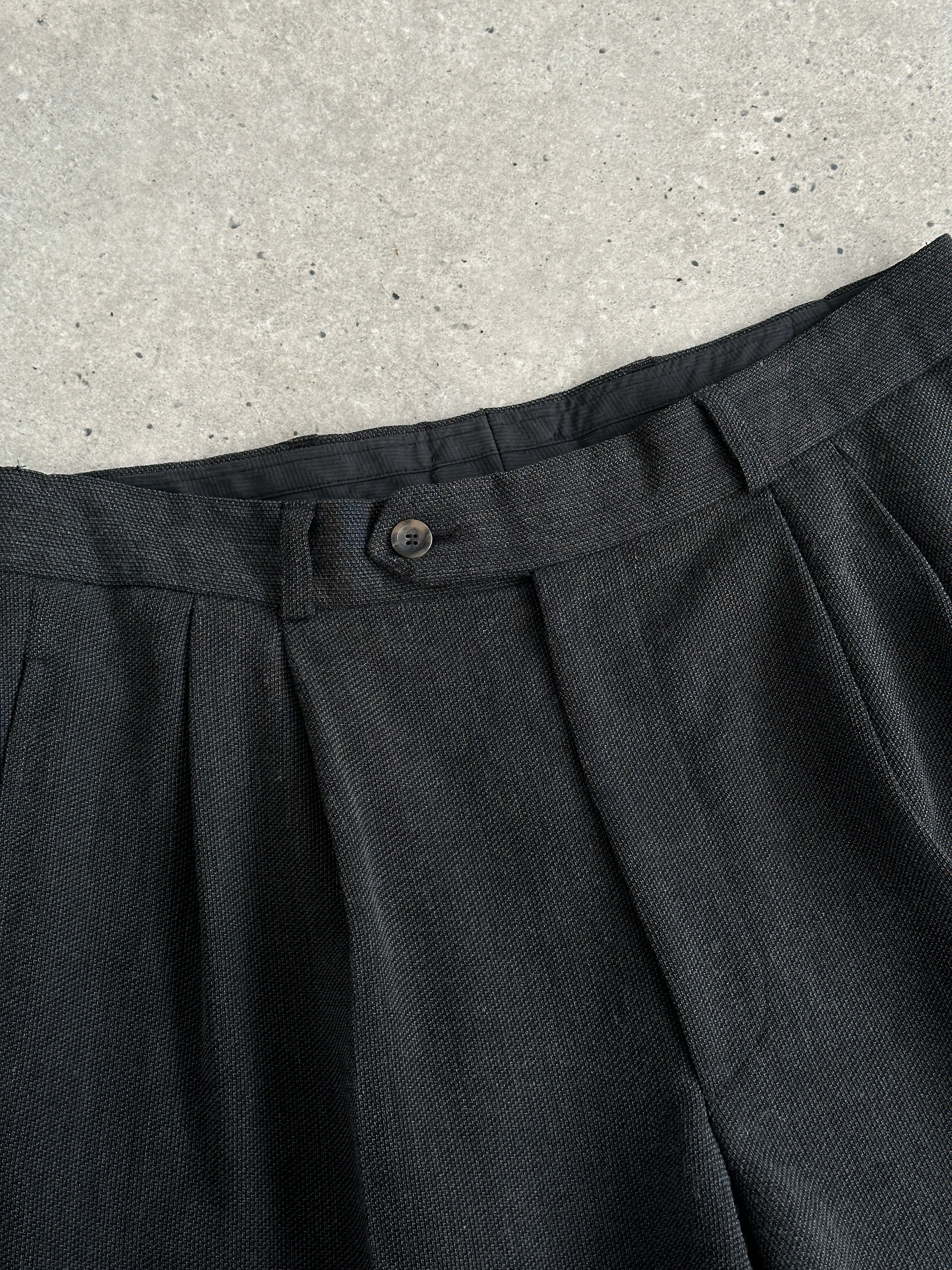Vintage high-waisted woven pleated tailored trousers in size 30, featuring a classic design and tailored fit.