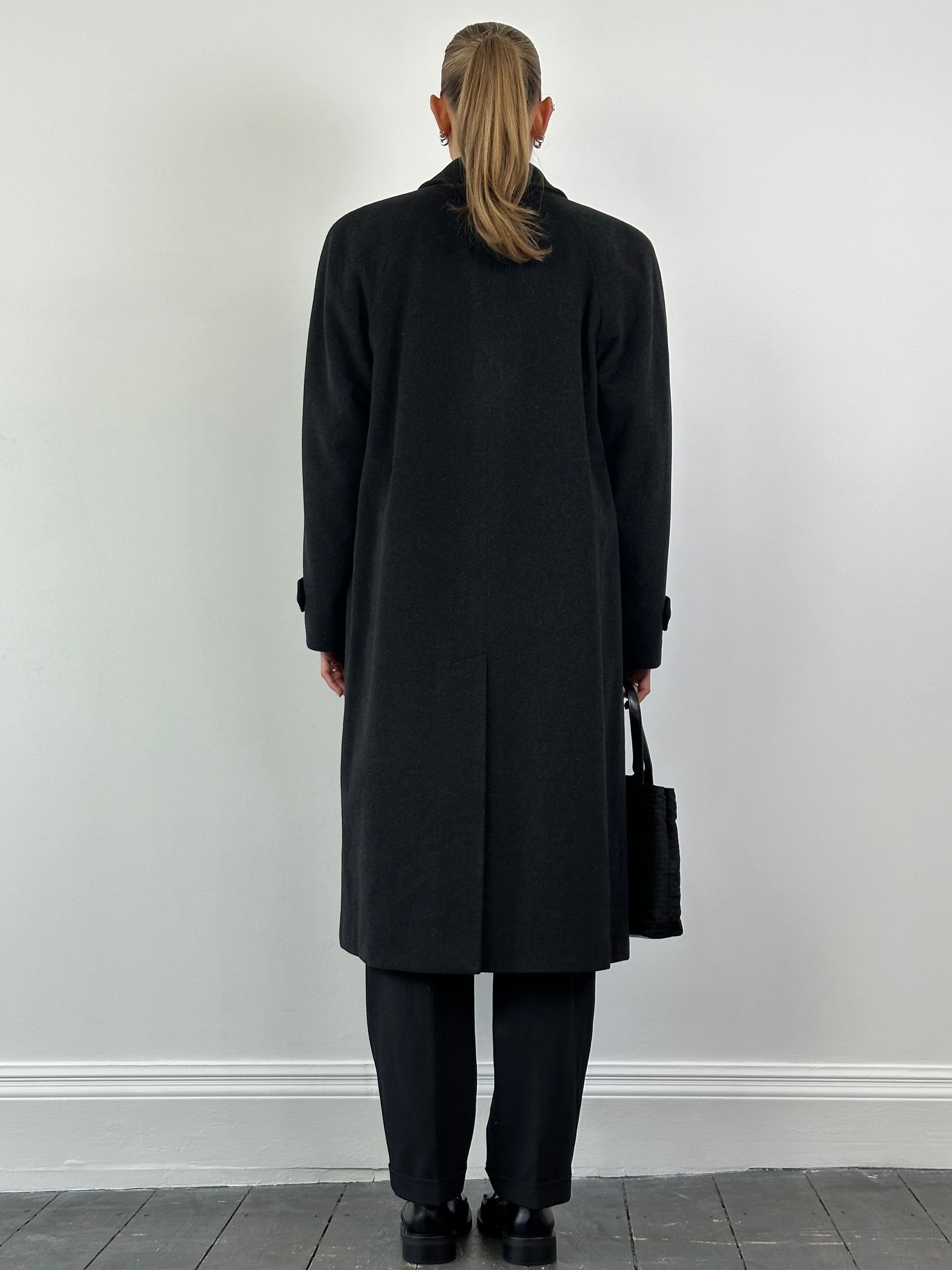 Loro Piana Viola XL coat, made from pure virgin wool with a concealed placket, shown in a stylish, tailored design.