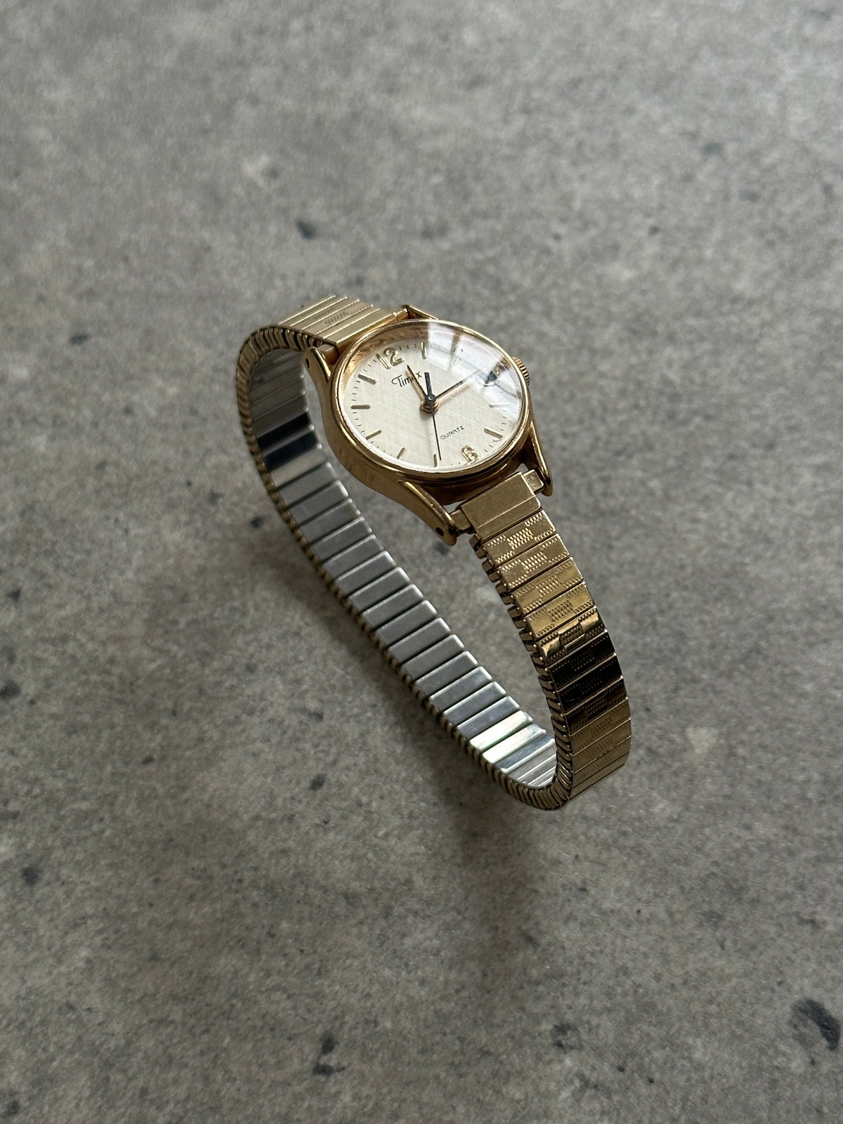 Timex 1990s Round Gold Tone Quartz Watch display picture 1