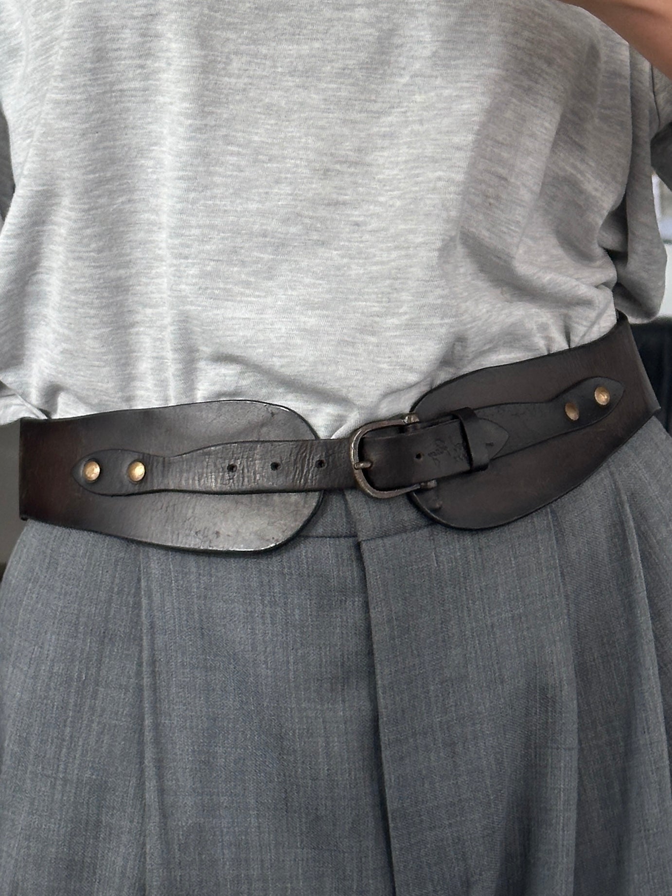 Vintage 1990s chunky leather belt with adjustable W29-33, featuring a classic distressed brown leather finish.