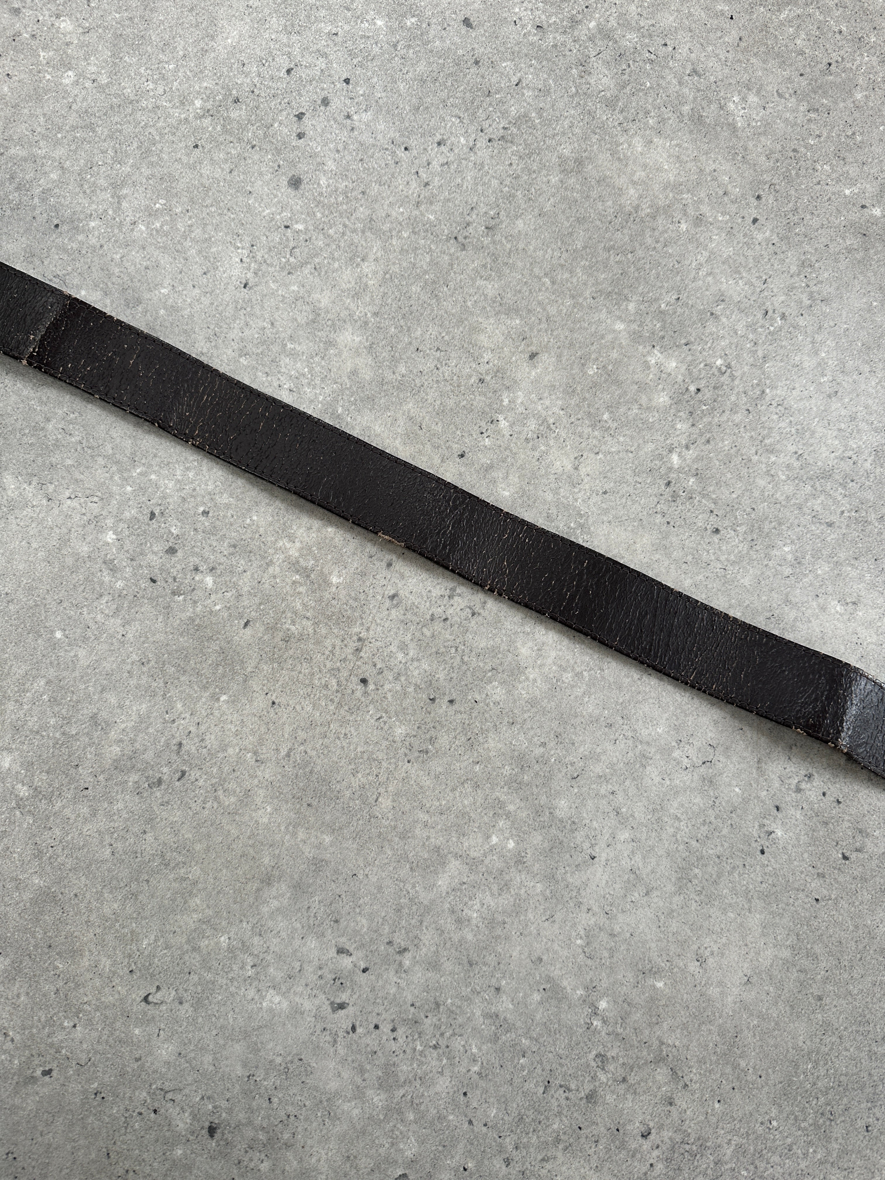 Vintage 1990s chrome distressed leather belt with vintage branding, featuring W31-35 waist size and classic belt buckle detail.