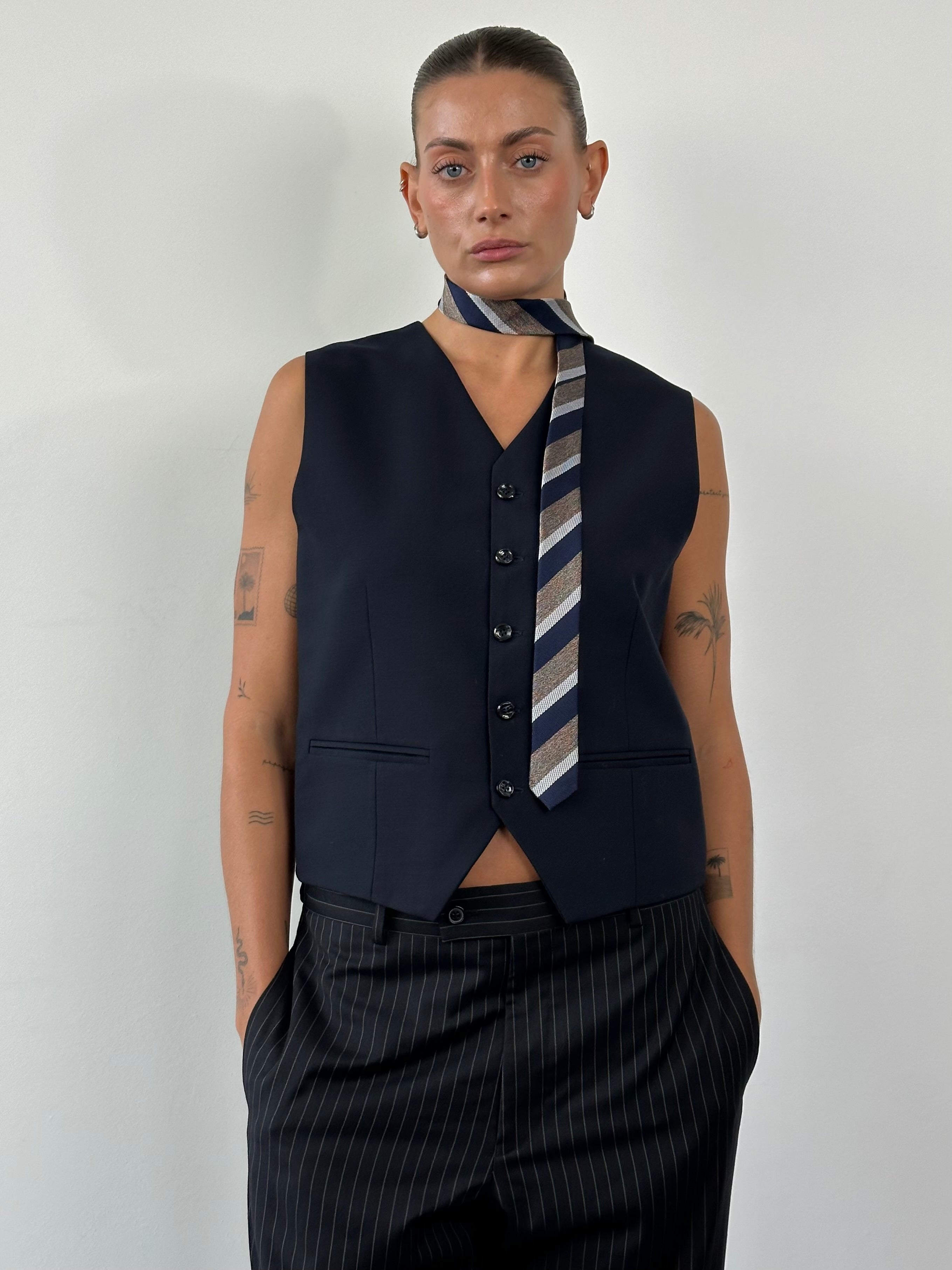 Vintage wool tailored waistcoat in size M, featuring classic design and button details, perfect for vintage men’s fashion.