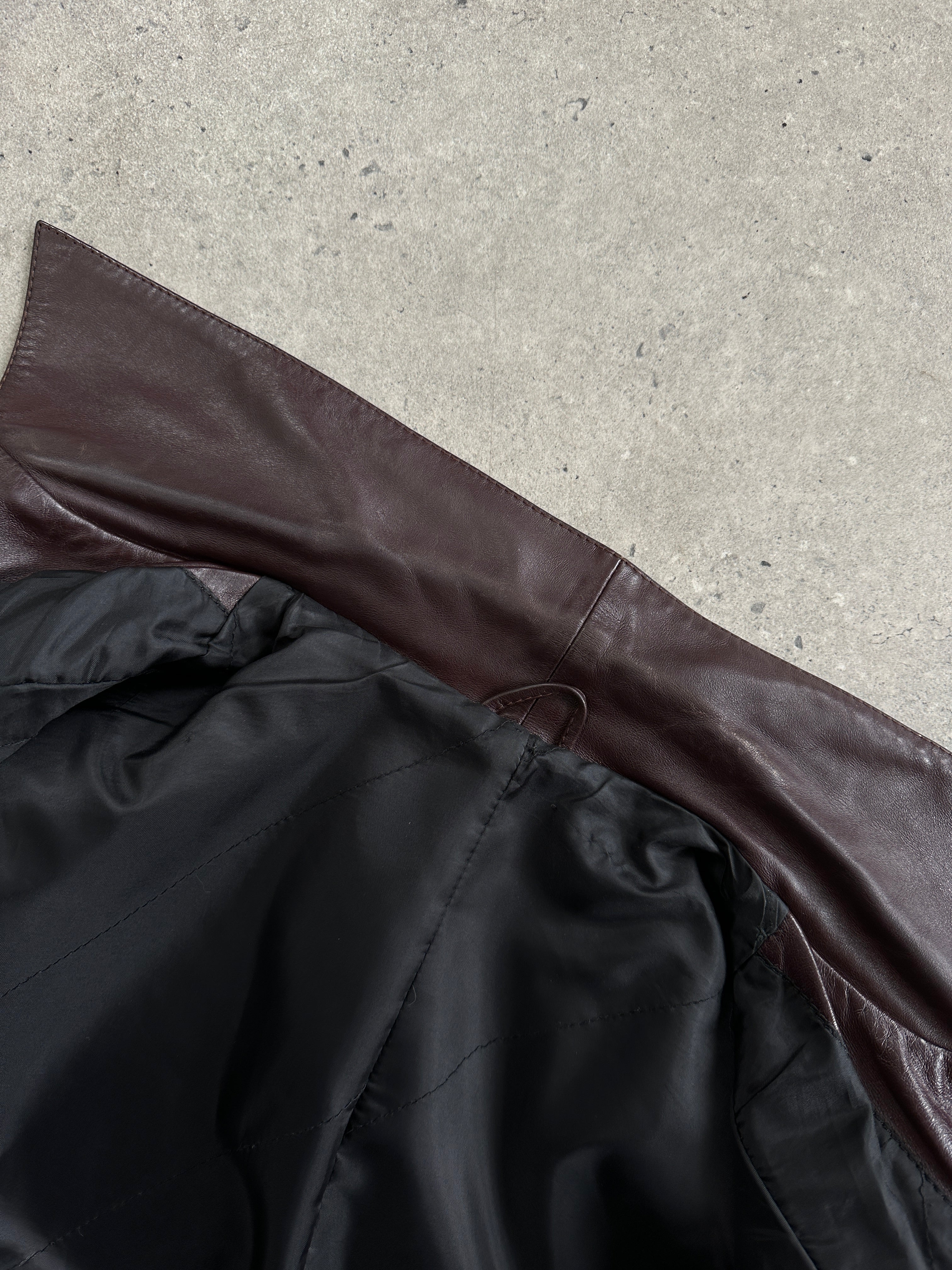 Vintage leather trench coat in size L, stylish classic jacket with a timeless design and high-quality leather material.