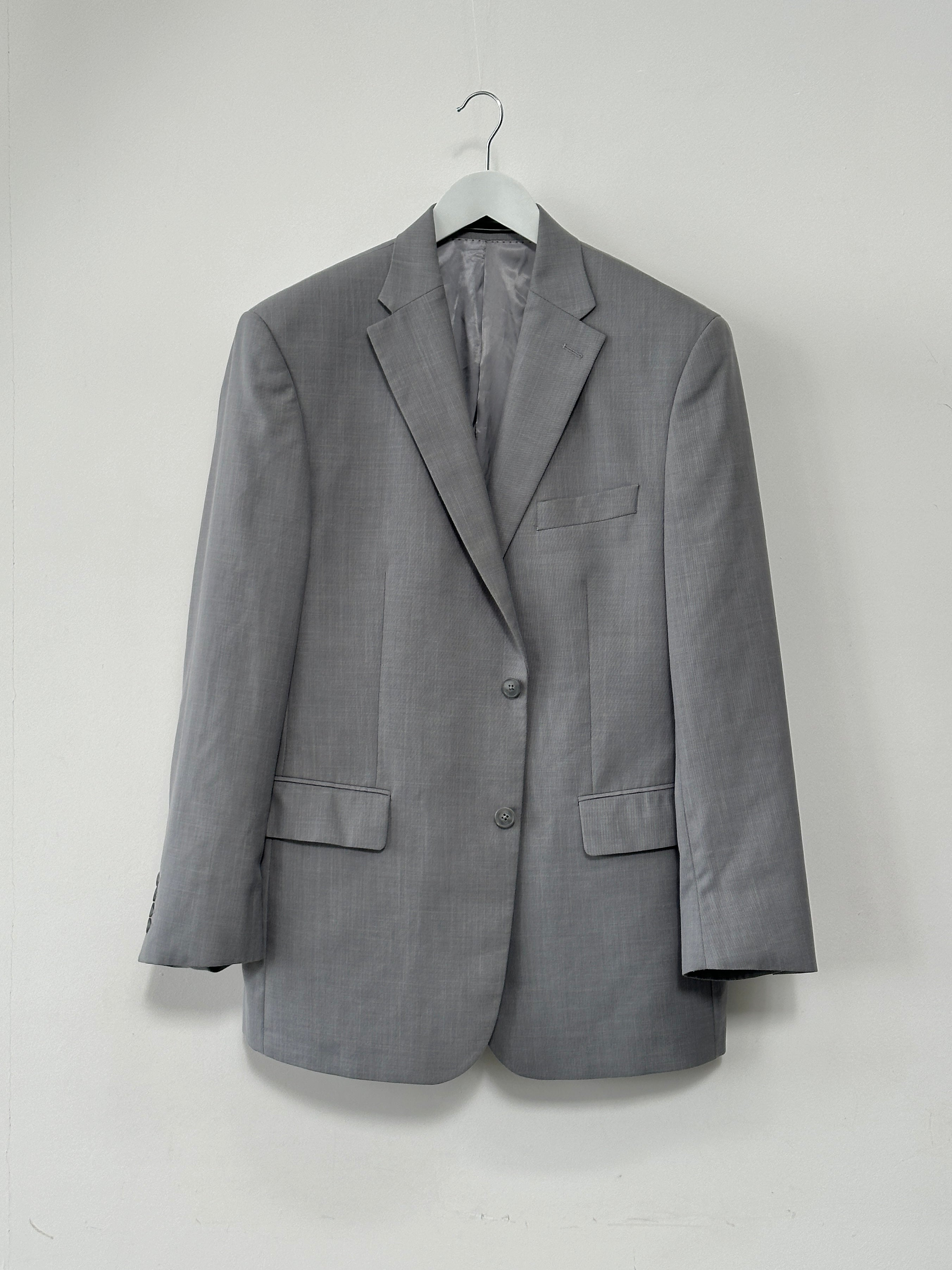 Vintage men's single-breasted blazer in size 42R/XL, tailored fit, classic style, dark fabric, front buttons, and notch lapel.