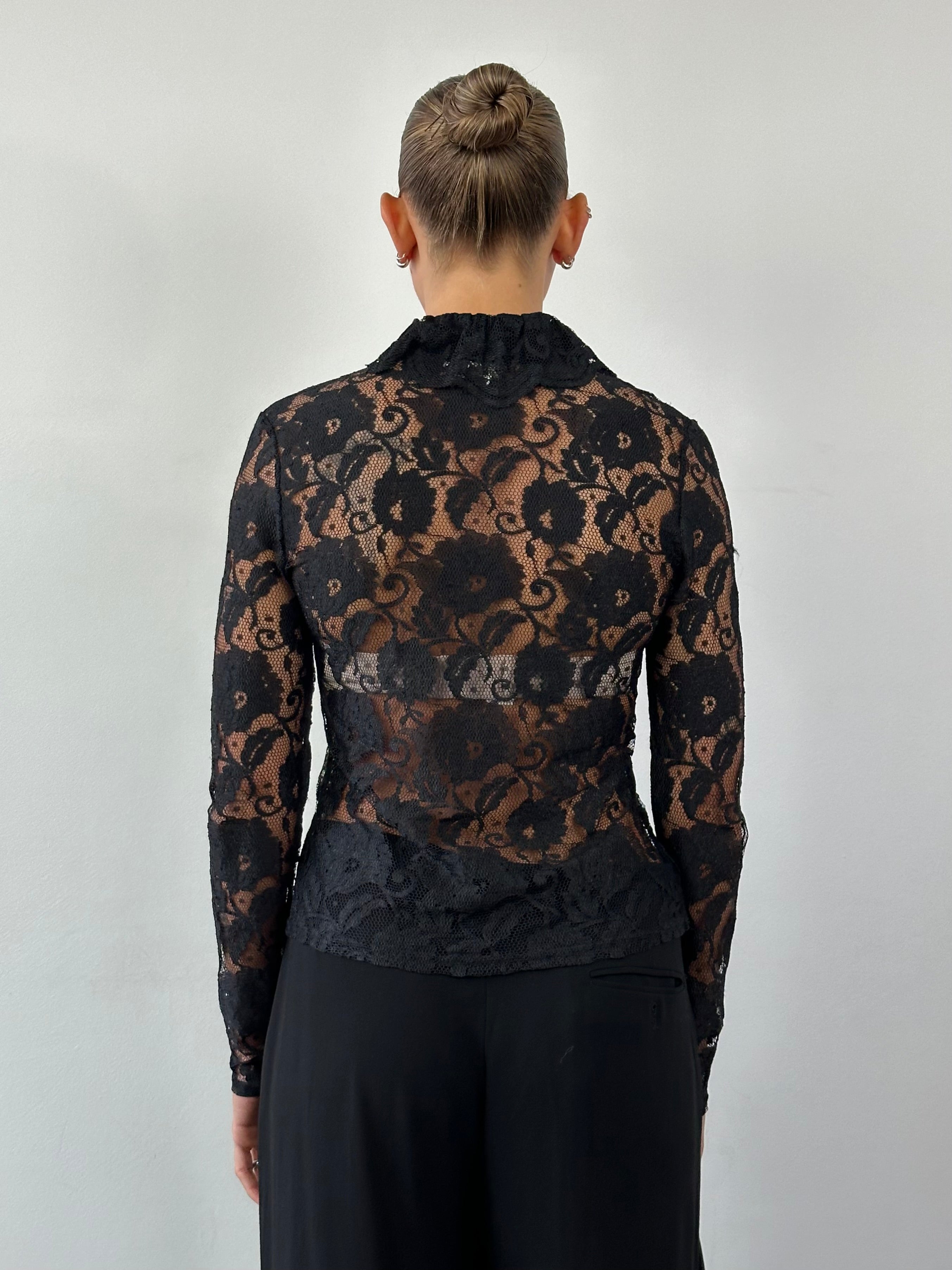 Vintage lace ruffled shirt in S/M size with delicate details, featuring vintage-inspired design and feminine ruffle accents.