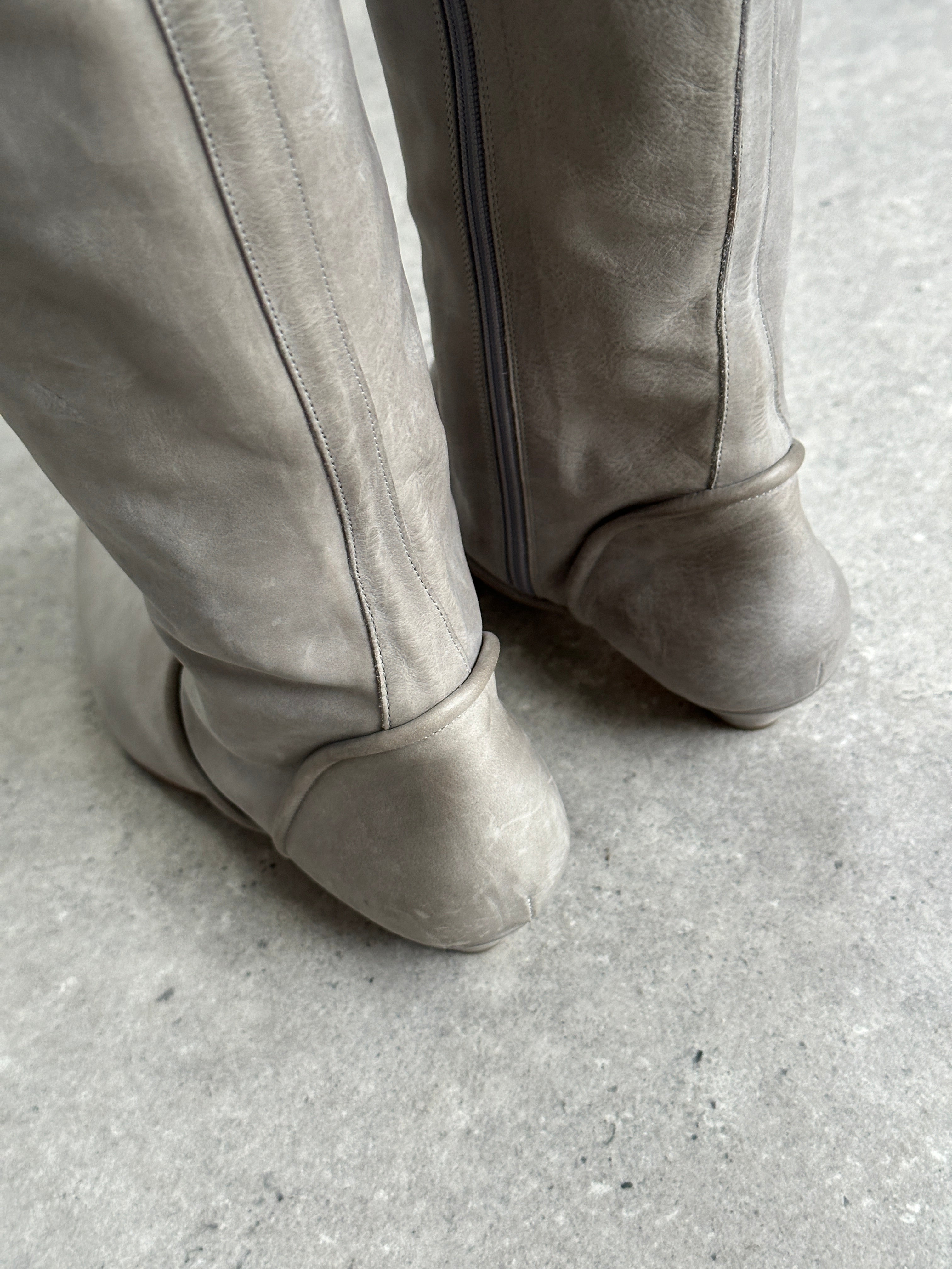 Vintage Italian vintage nubuck leather knee boots in UK size 3.5, featuring classic design and ankle-high style.