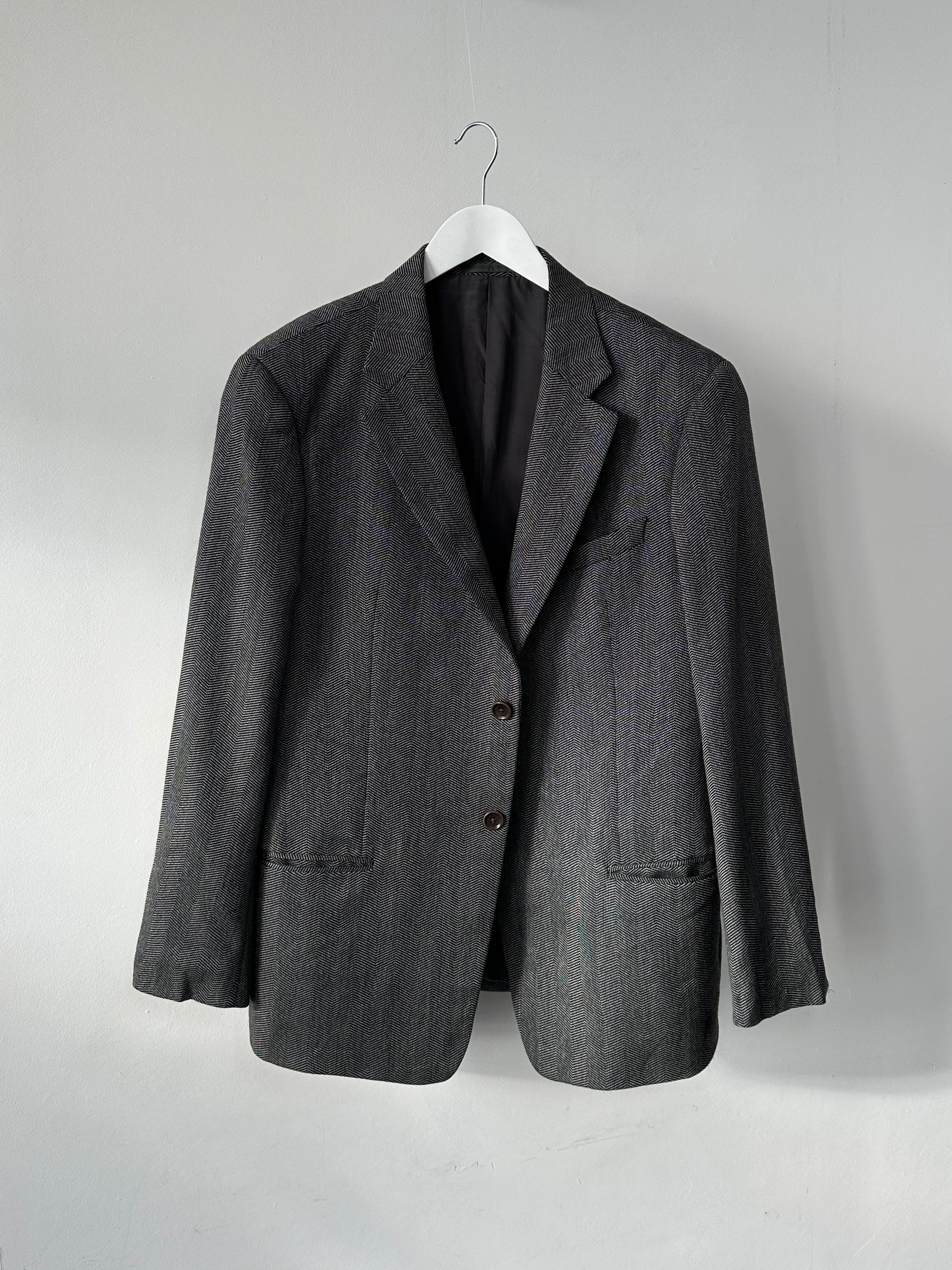 Armani Collezioni pure wool single-breasted blazer in size 44R/L, tailored fit with classic lapel and button closure.
