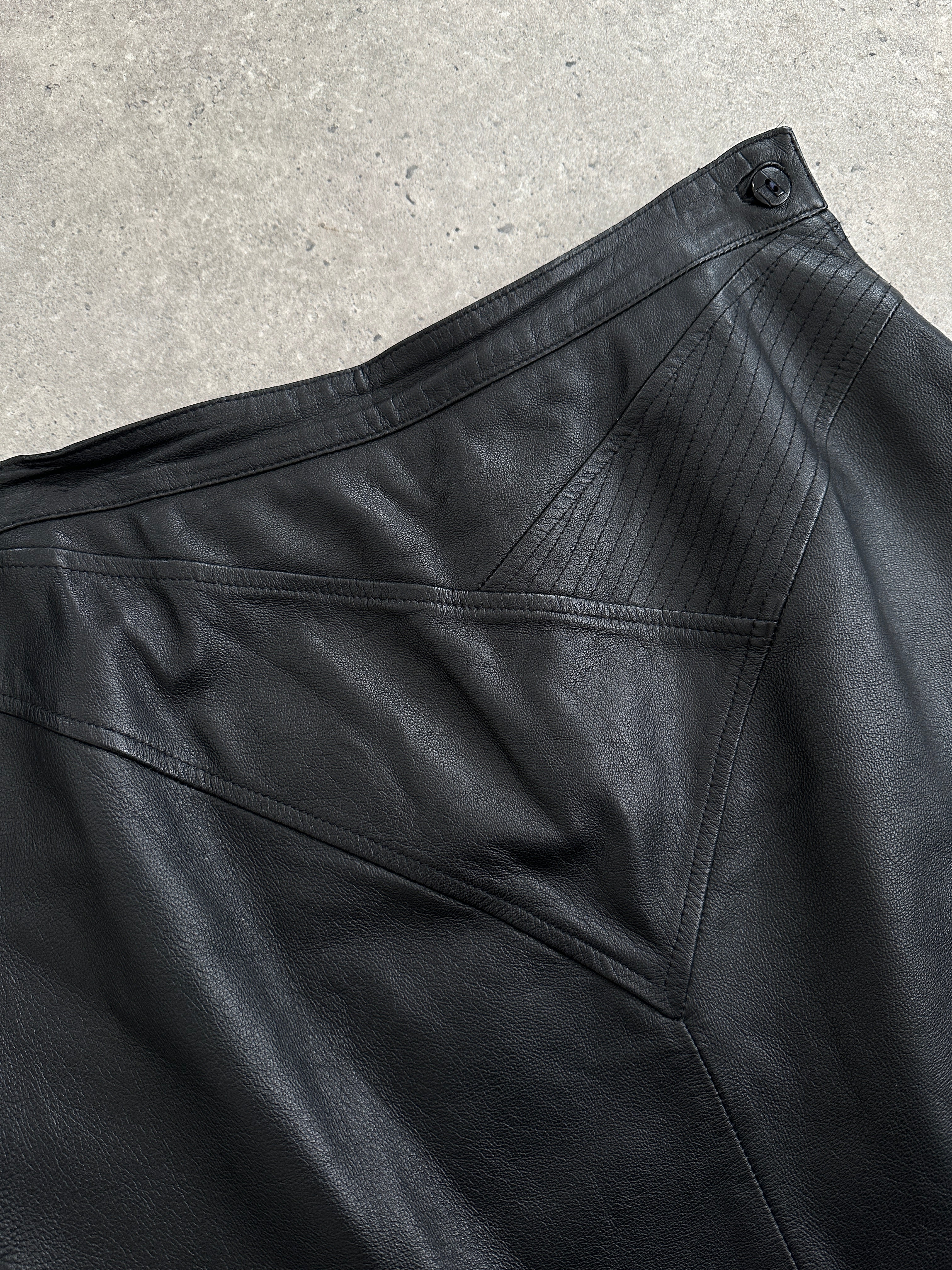 Vintage leather midi skirt in W28 style, featuring a classic design with a smooth leather finish and a mid-length silhouette.