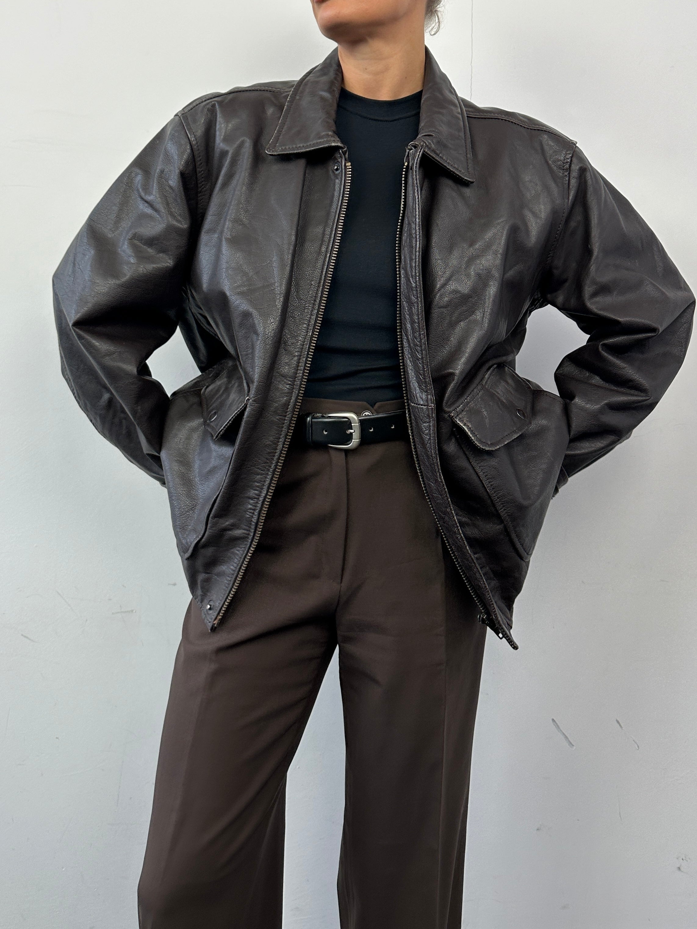 Vintage minimal zip-up leather jacket in size XL, featuring classic design and smooth leather finish.