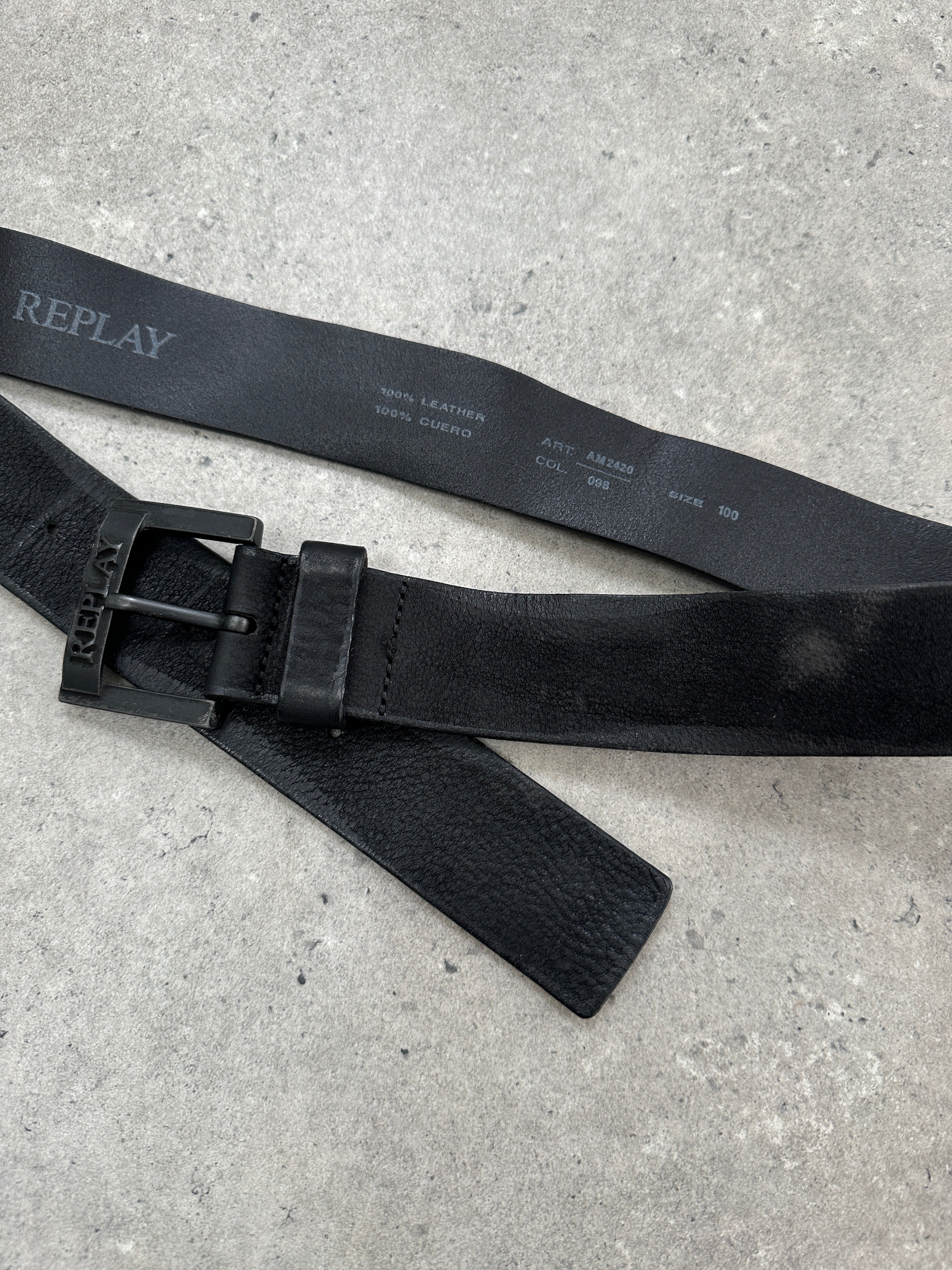 Replay 2000s leather belt, 35-40 inch waist, versatile accessory with classic black leather and metal buckle detail.