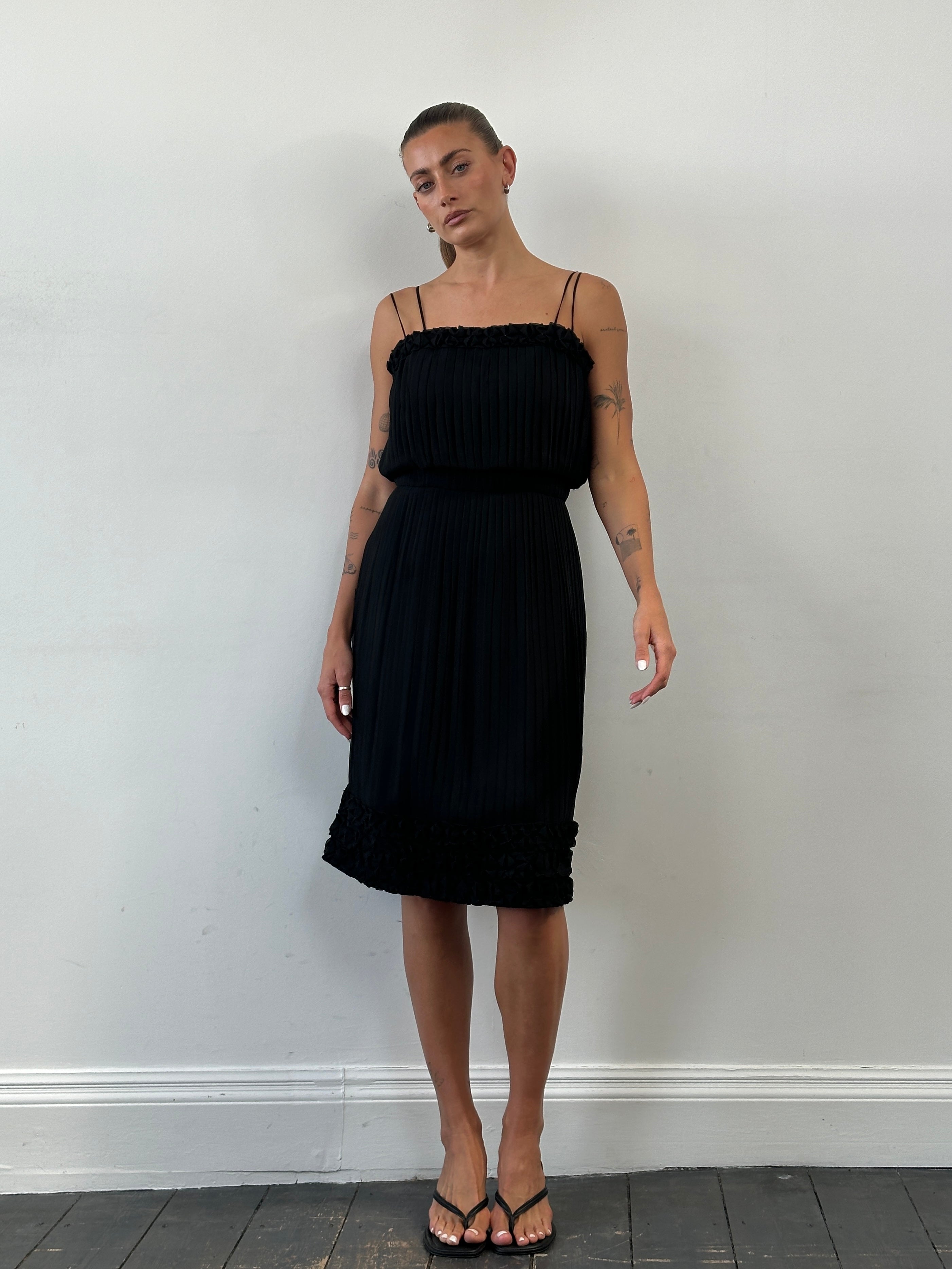 Vintage Italian vintage pleated midi dress in size M, showcasing elegant pleats and classic design in a natural fabric.