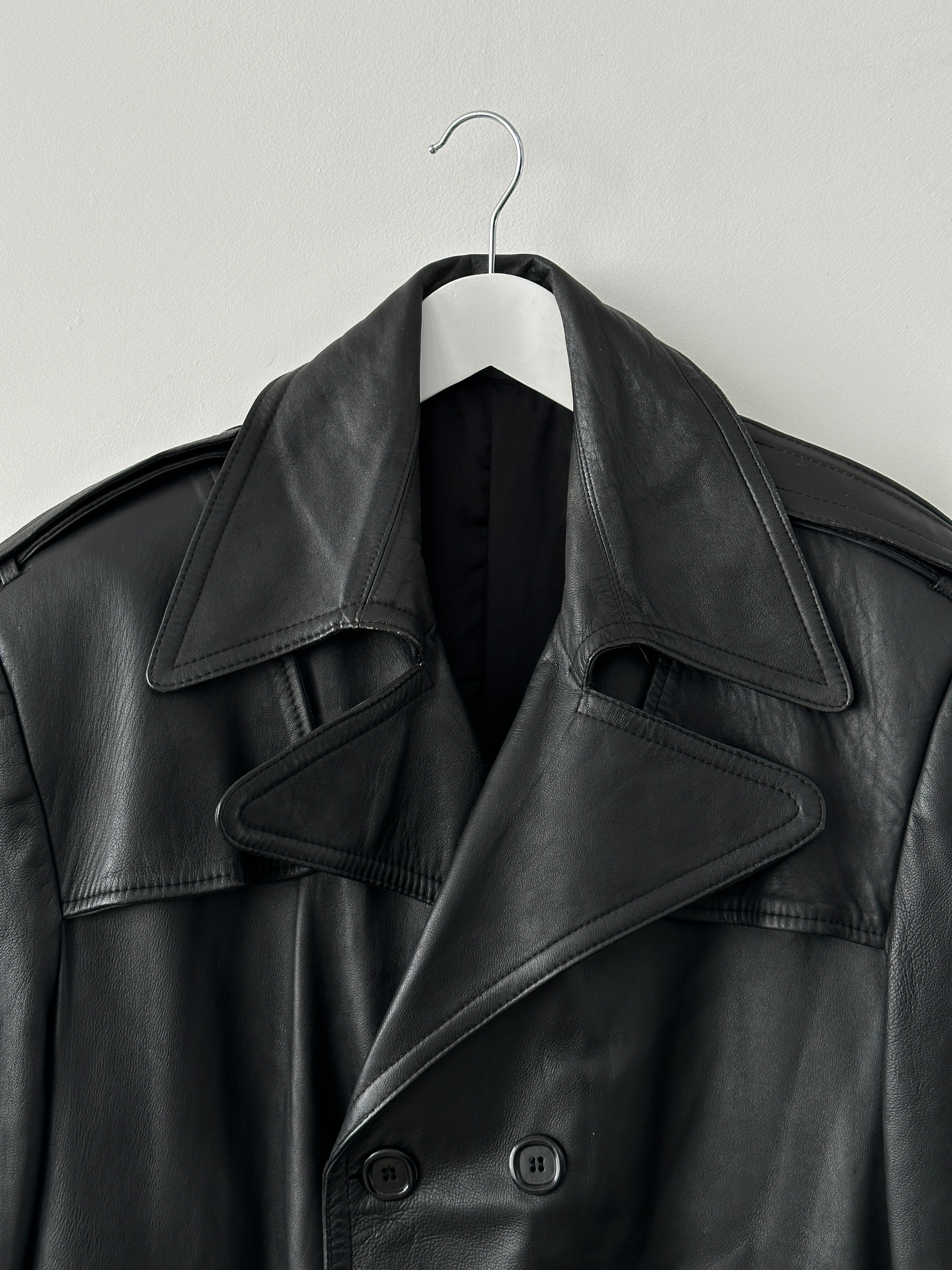 Vintage leather trench coat with extreme collar, large size L/XL, stylish vintage jacket with classic design.