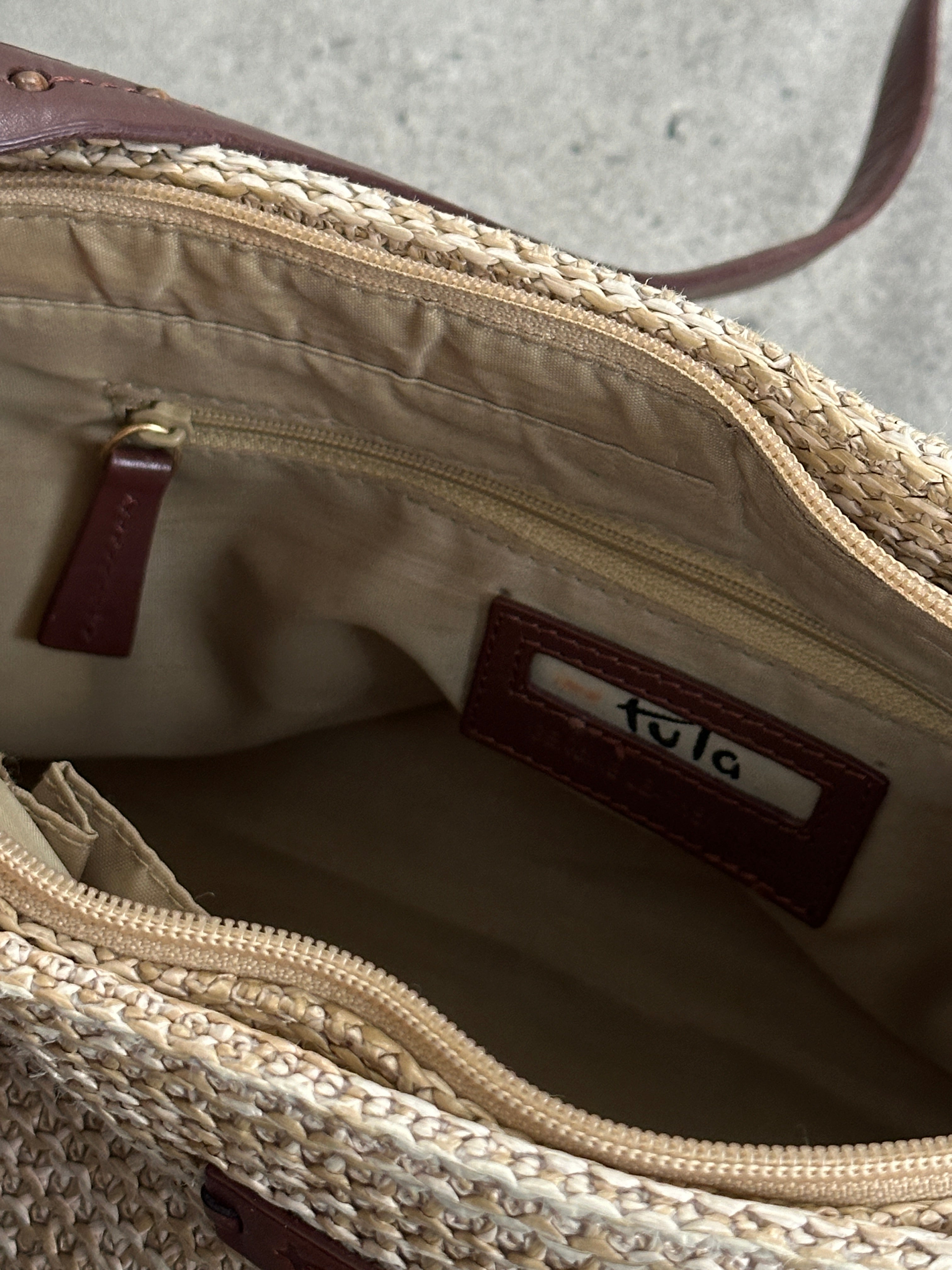 Vintage raffia crossbody bag with woven design and adjustable strap, ideal for casual and summer outfits.