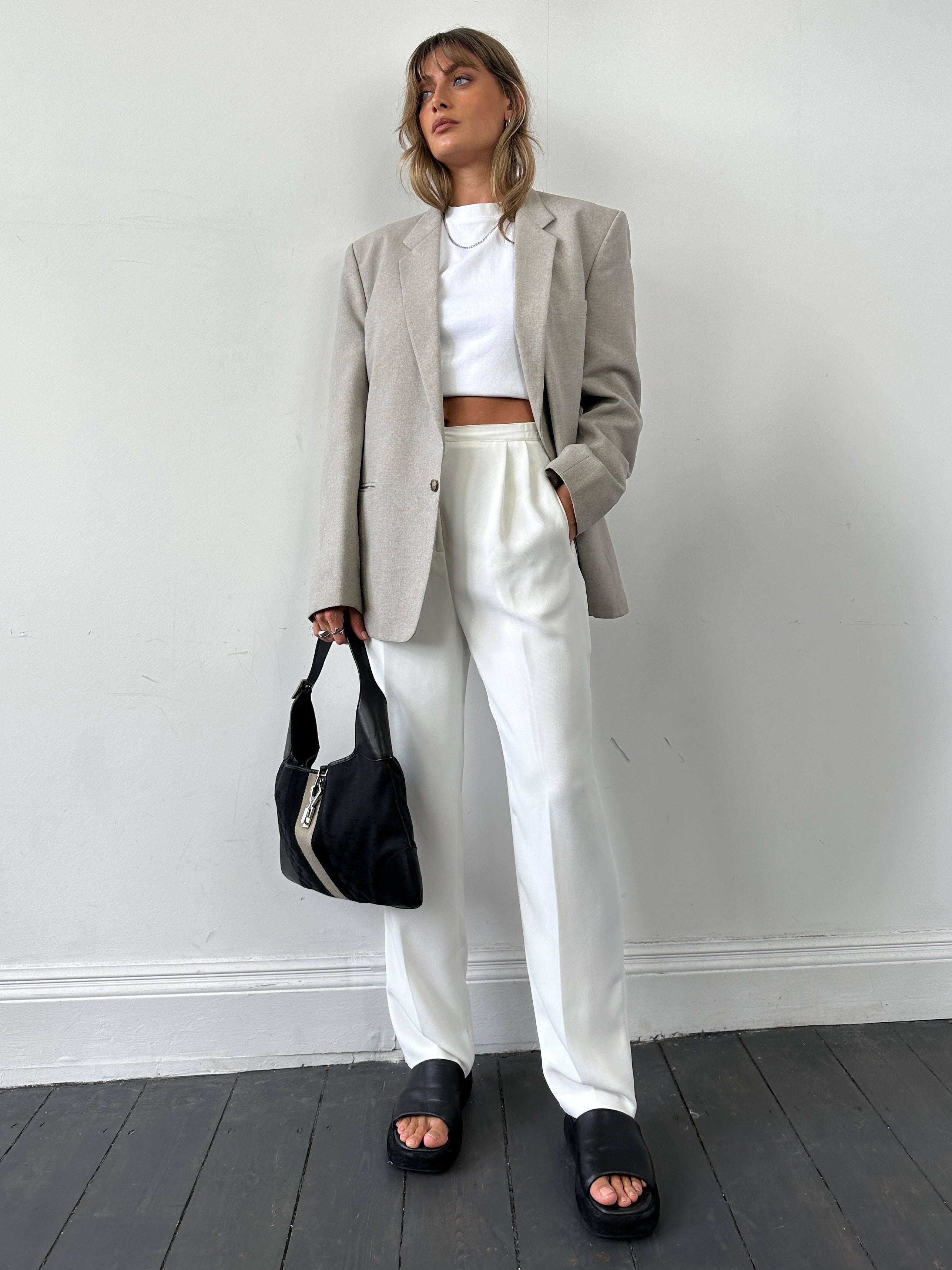 Vintage British vintage minimal blazer in size L, tailored fit with classic lapel and sleek design, suitable for stylish formal wear.