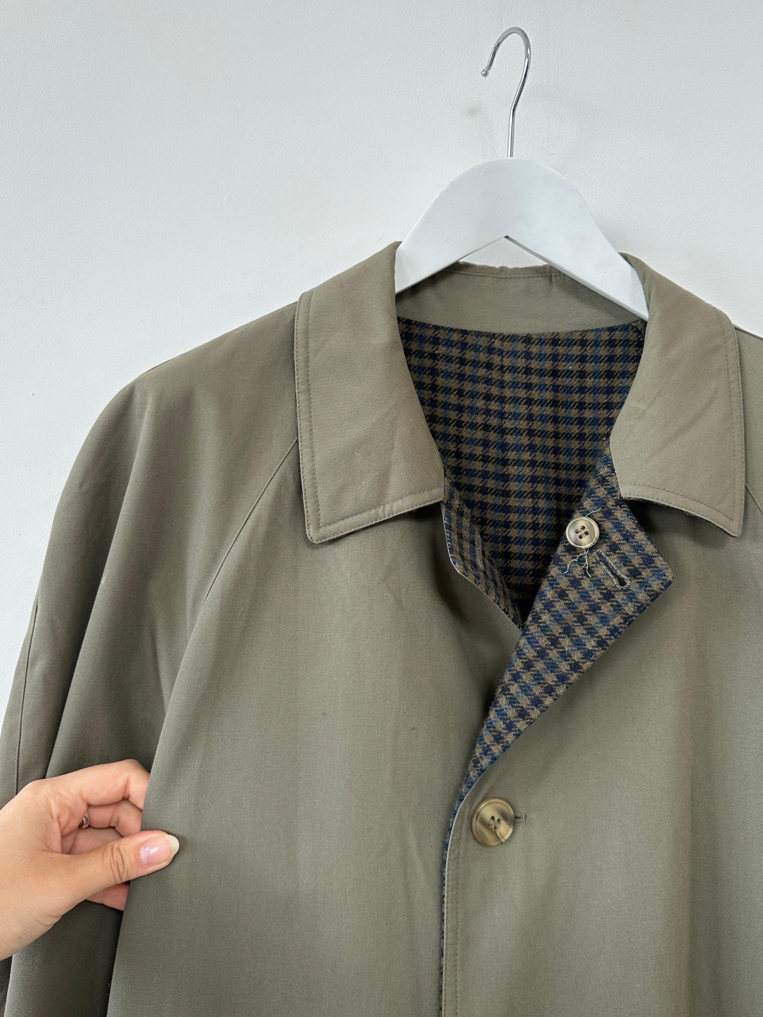 Vintage reversible wool trench coat in XL with belt, featuring classic design and neutral tones, ideal for stylish layered looks.
