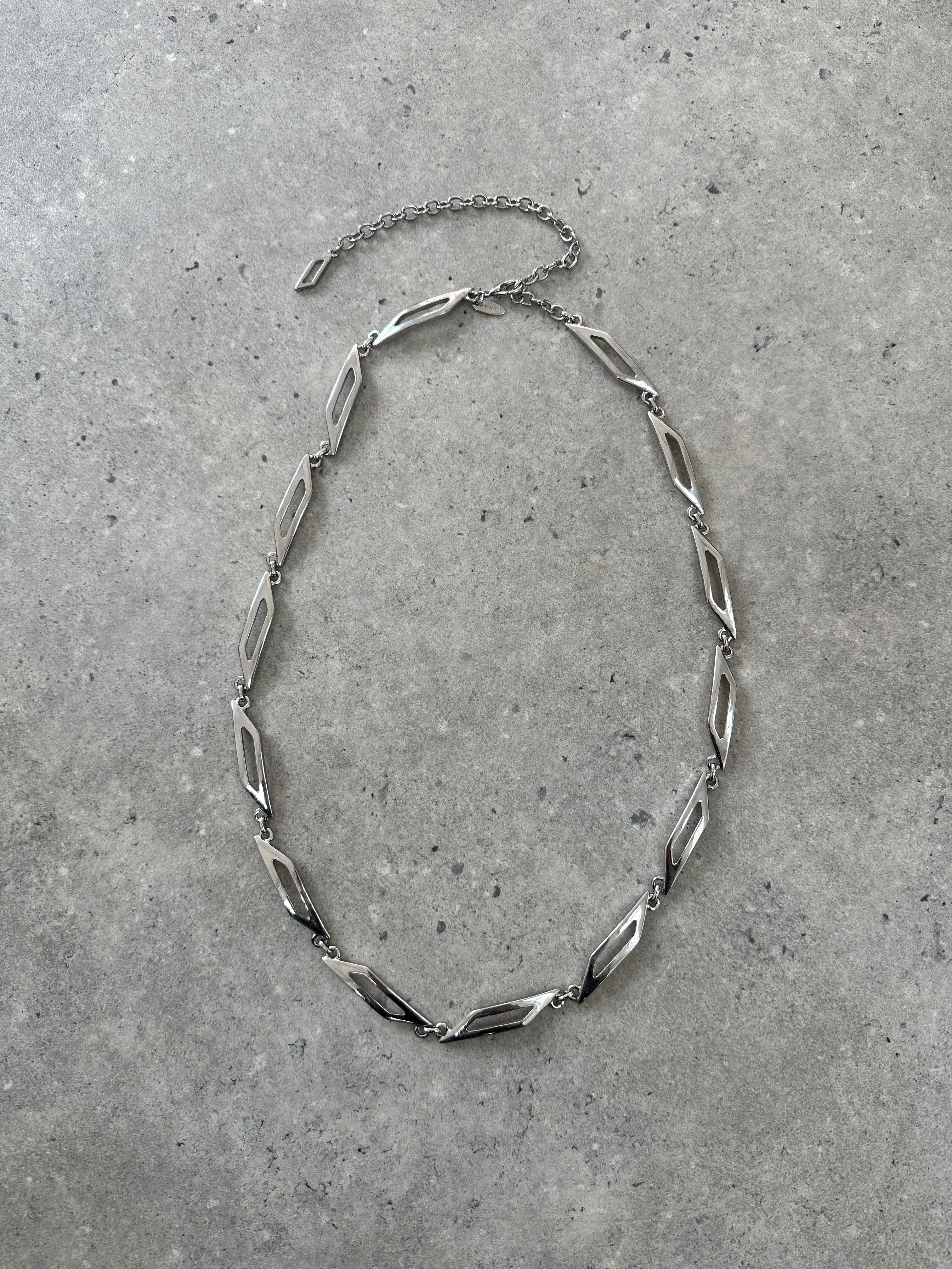 Vintage Italian metal chain belt in silver with adjustable W30-34, featuring chunky links and vintage-inspired design.