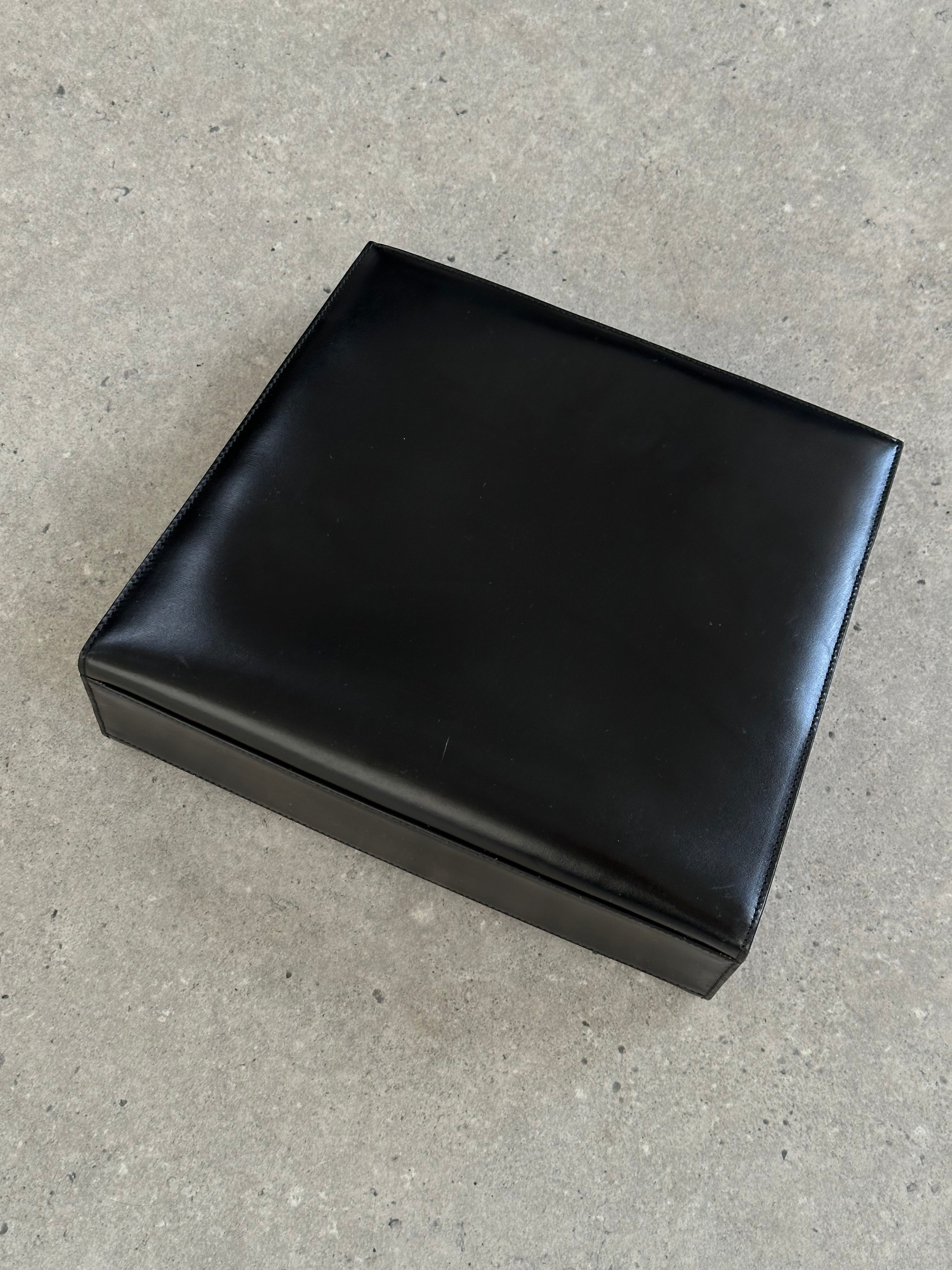 Gucci 1990s Tom Ford 2-in-1 leather and vinyl handbag, stylish bag with dual materials, featuring a sleek design and Gucci branding.