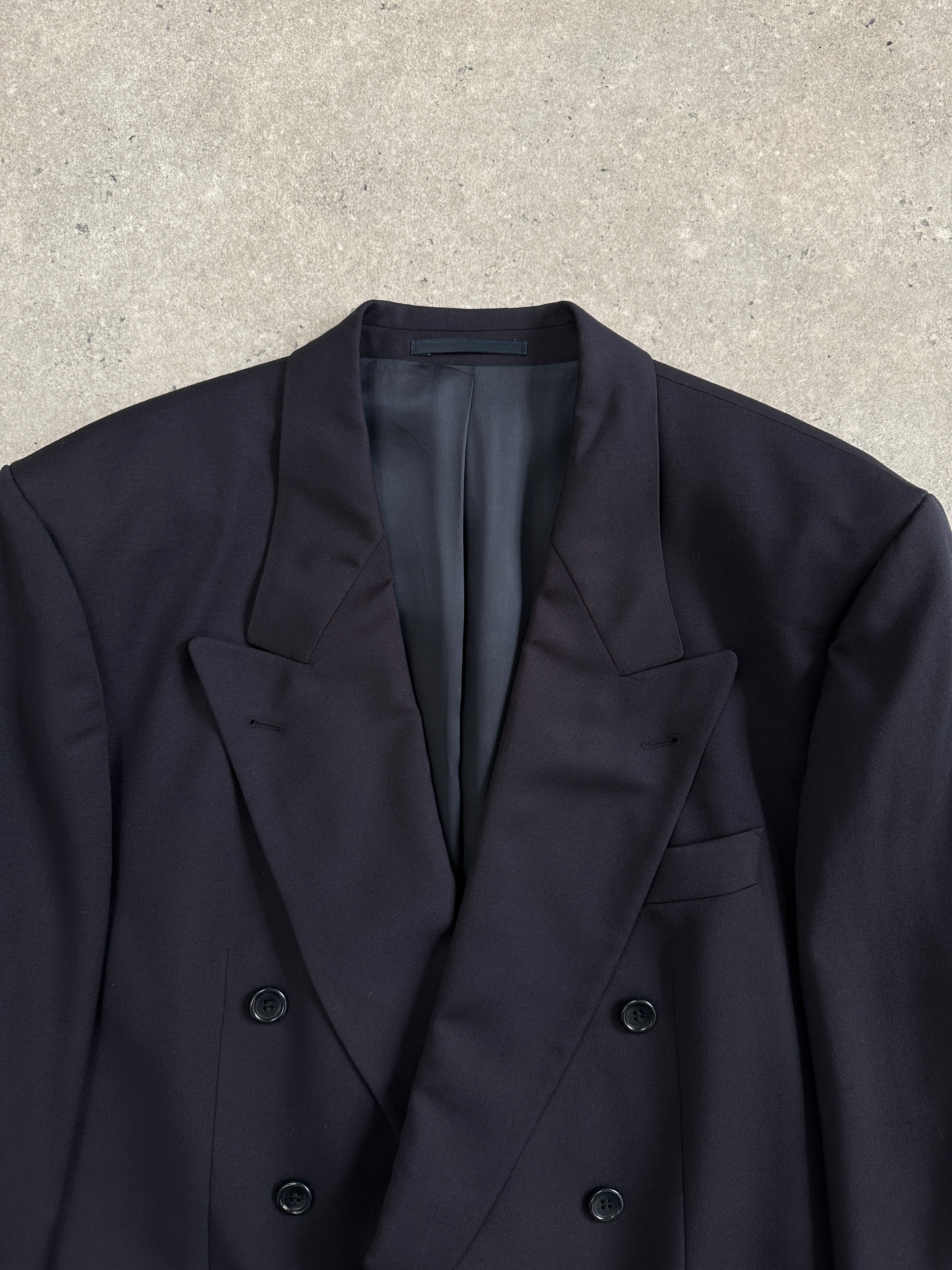 Hugo Boss 1990s double-breasted wool blazer in size 44L/XL, tailored fit with classic lapels and stylish button details.