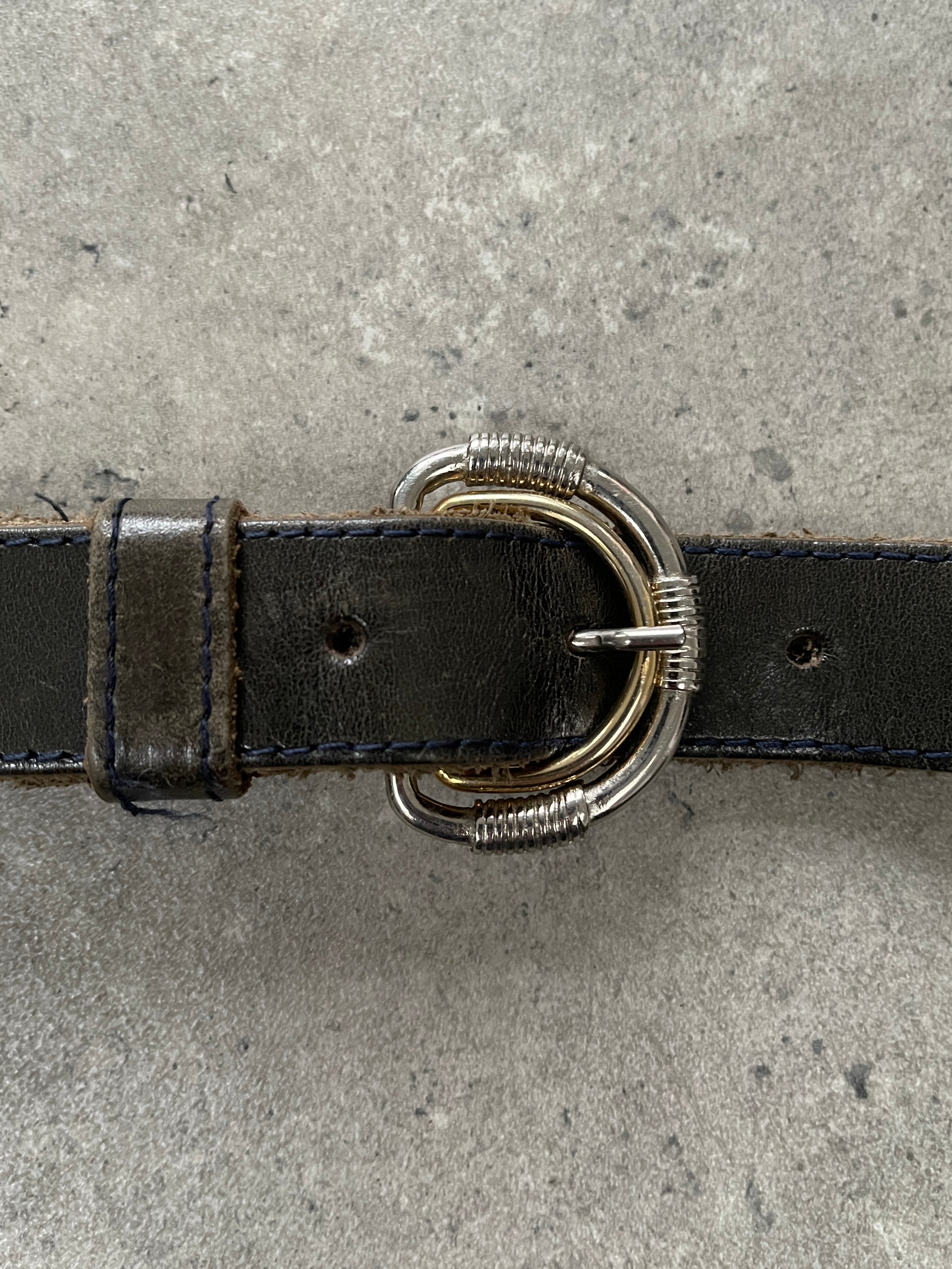 Vintage 1990s double buckle leather belt with adjustable W21-28, featuring classic vintage style and durable leather craftsmanship.